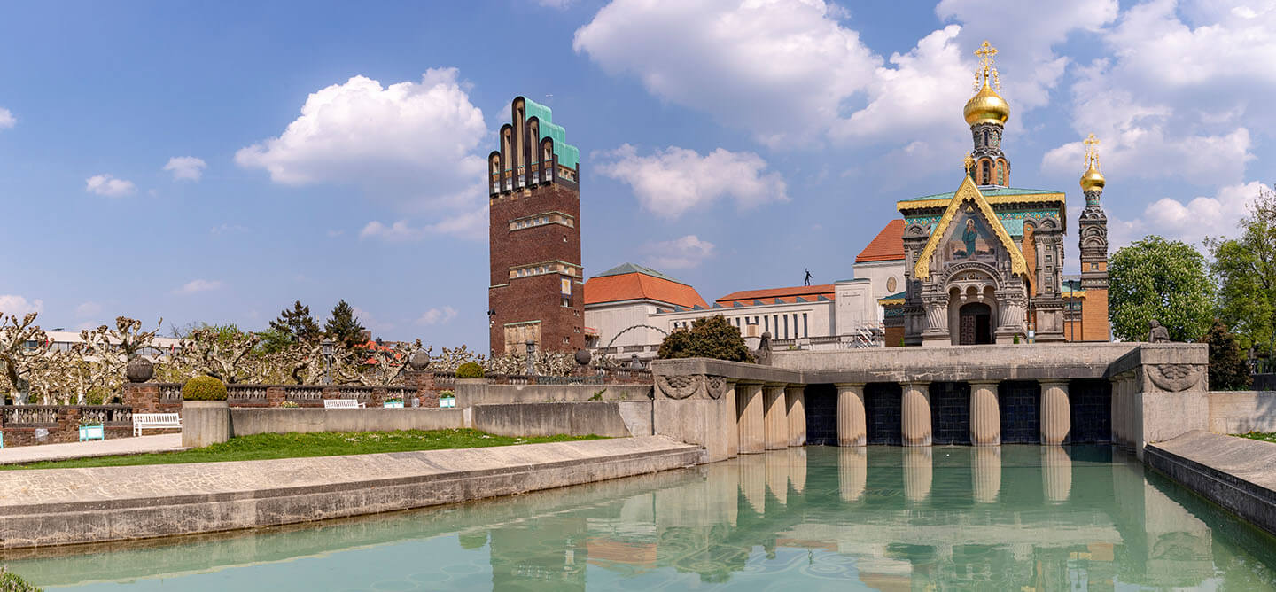 Mathildenhöhe in Darmstadt mit Hochzeitsturm und Russischer Kapelle – kulturelles Wahrzeichen Hessens und inspirierender Ort für das duale Studium Soziale Arbeit in Hessen an der CBS University of Applied Sciences.
