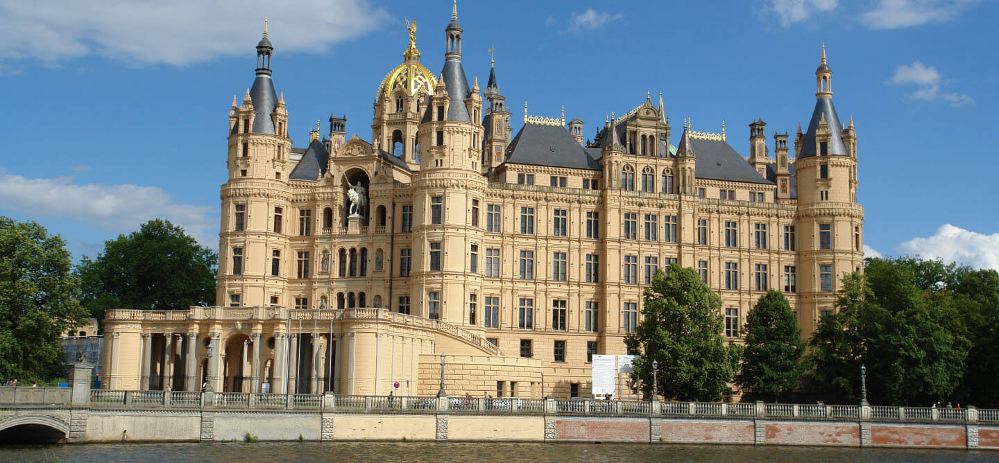 Das Schweriner Schloss in Mecklenburg-Vorpommern – kulturelles Wahrzeichen des Nordens und inspirierender Ort für das duale Studium Soziale Arbeit in Mecklenburg-Vorpommern an der CBS University of Applied Sciences.