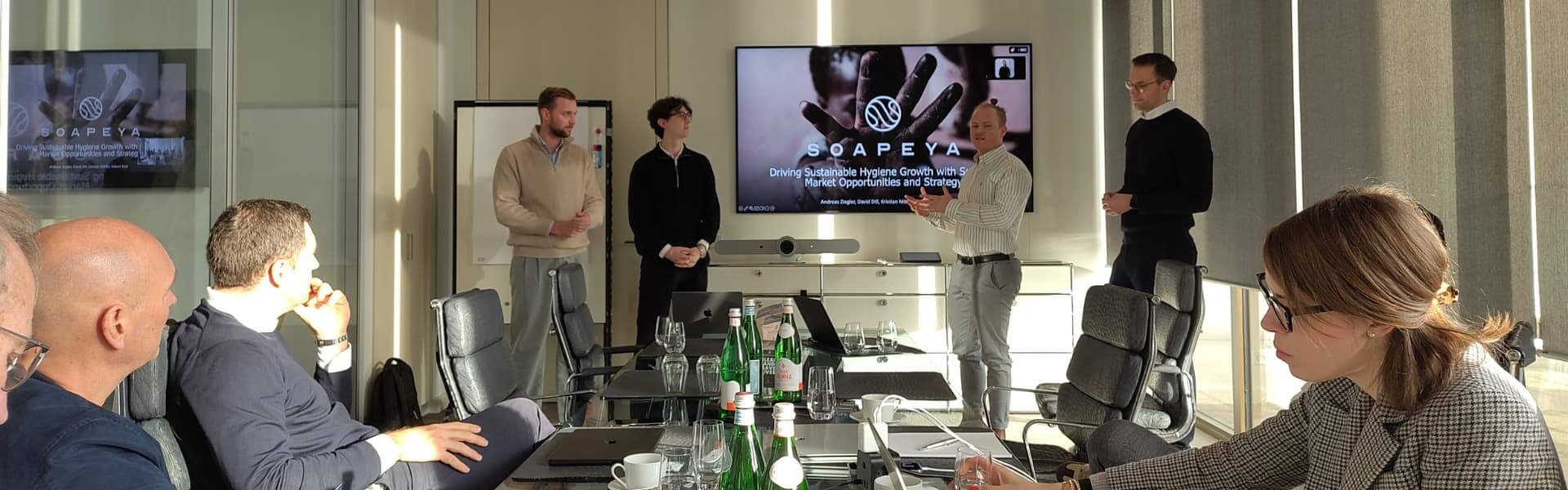 Studierende der CBS präsentieren im Rahmen eines Business Projects als Beispiel für praxisnahes Studieren ihre Go-to-Market-Strategie für Soapeya vor dem Board der DN Group AG in Frankfurt.