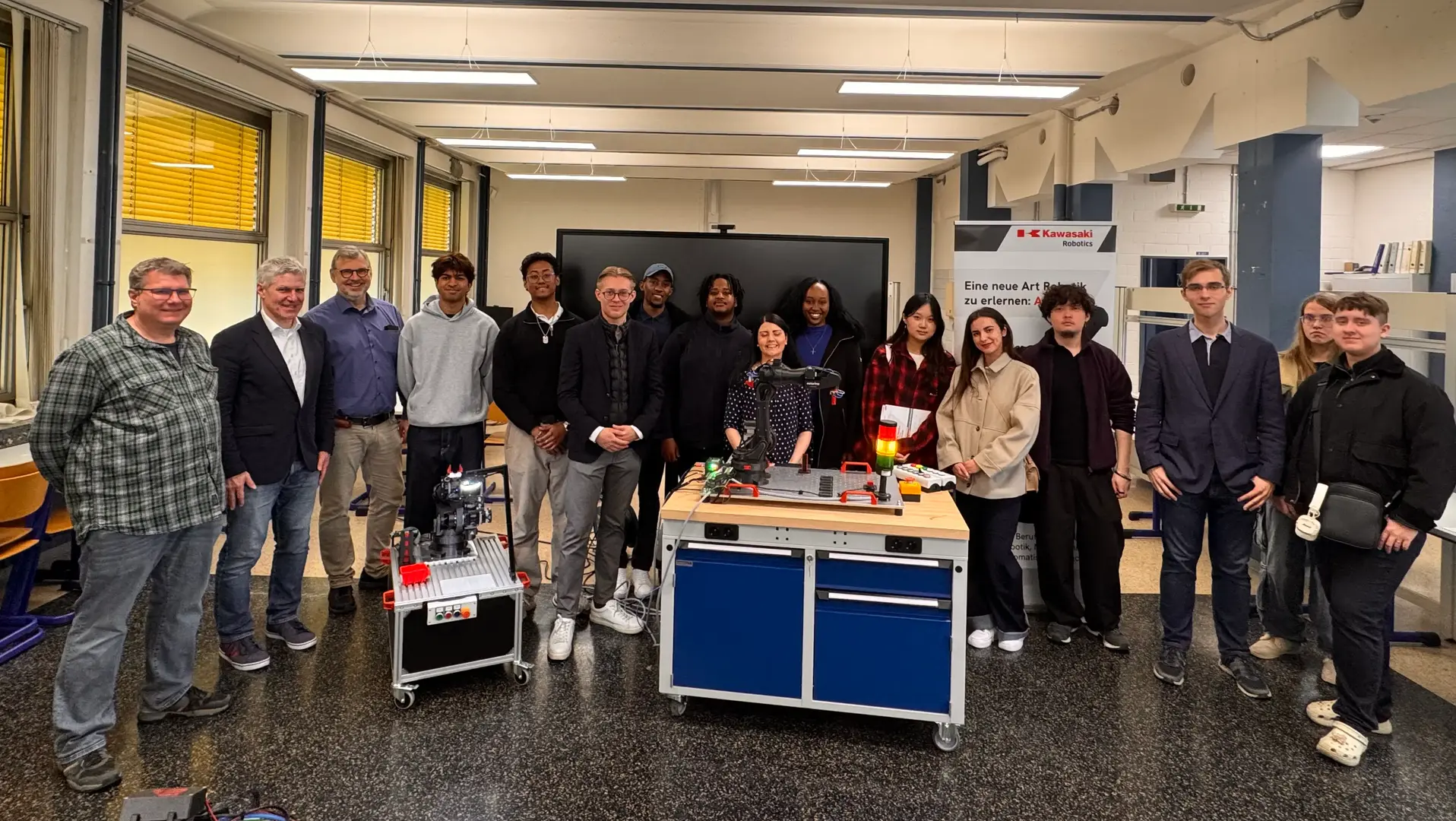CBS Studierende im Praxisprojekt mit ASTOR zur Markteintrittsstrategie von Astorino stehen neben Robotik-Stationen.