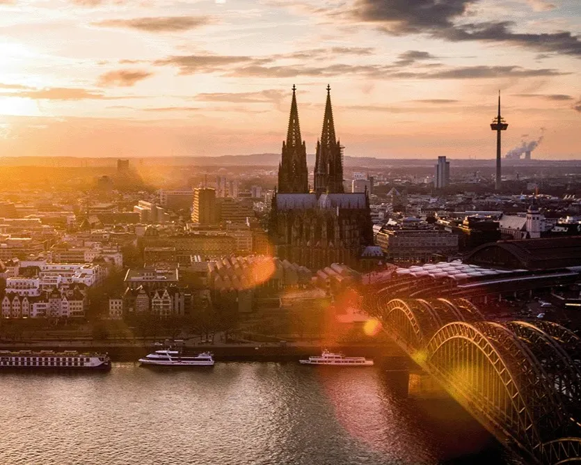 Blick auf den Kölner Dom und den Rhein – Studienort für ein Duales Studium Physician Assistance in Köln an der CBS.