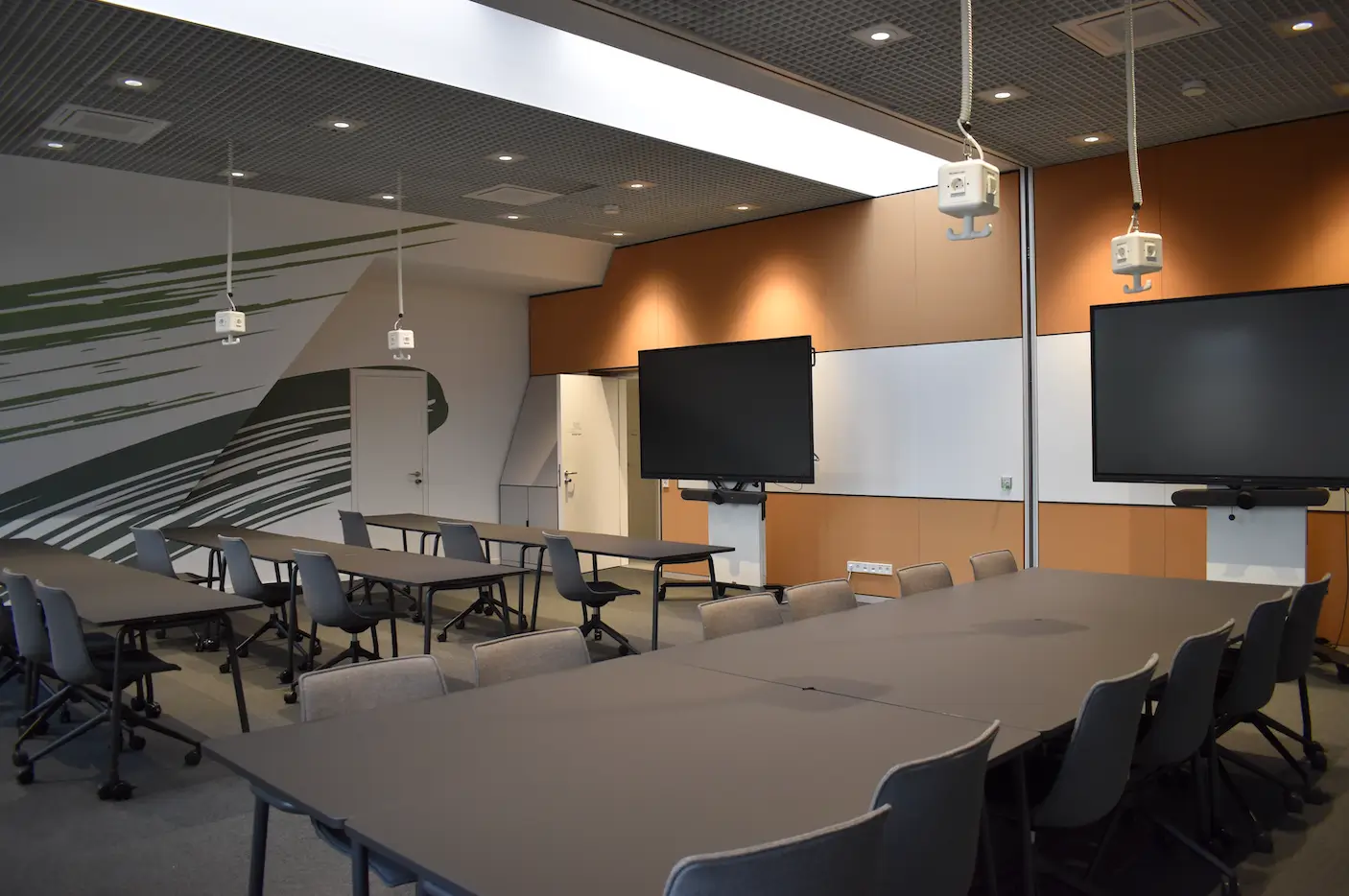 Moderner Seminarraum am CBS Campus Stuttgart mit flexibler Bestuhlung und interaktiven Displays für dein duales Studium Physician Assistance.