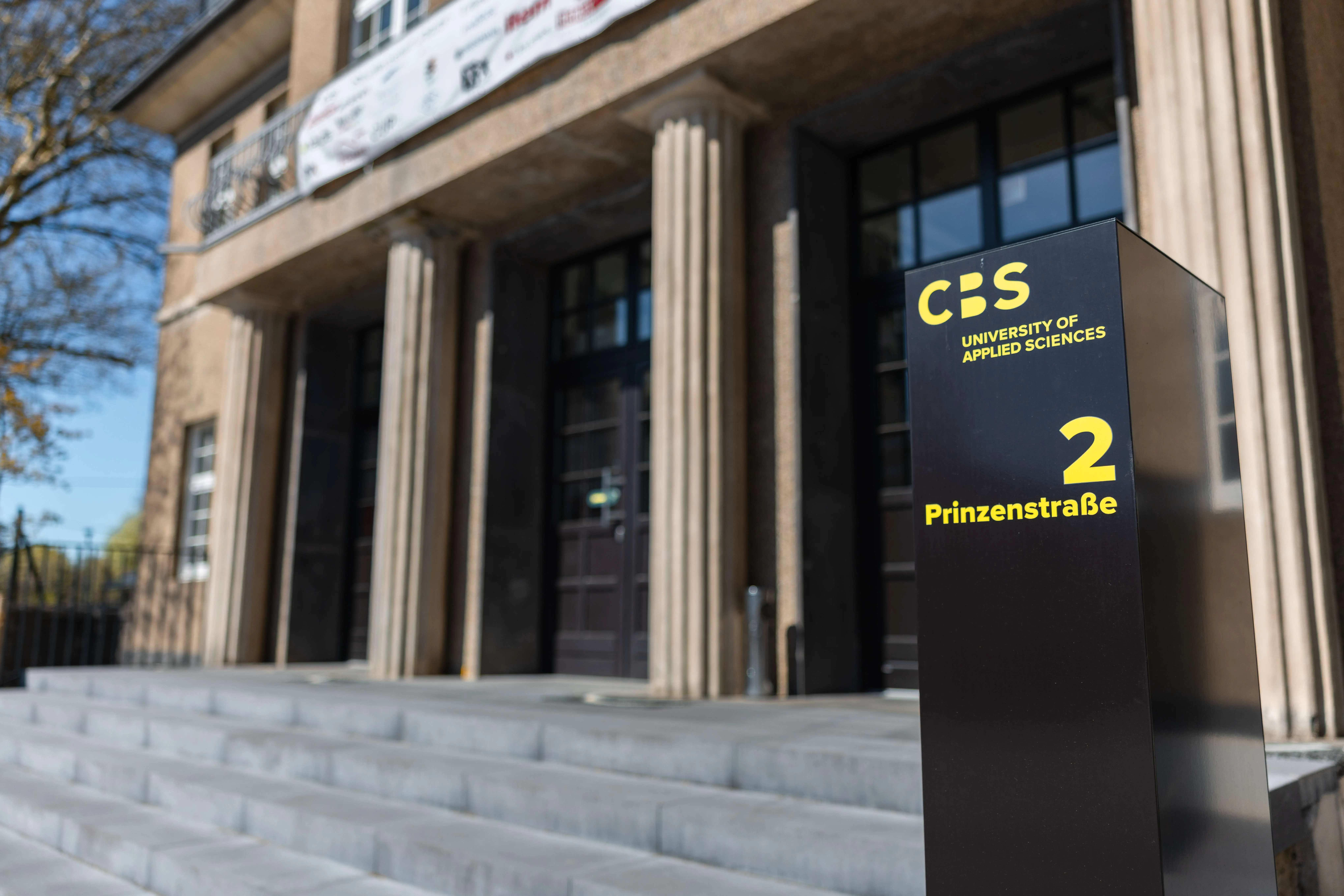 Eingang des CBS Campus Solingen in der Prinzenstraße mit historischer Säulenfassade – Studienort für ein duales Studium Physician Assistance in Solingen an der CBS.