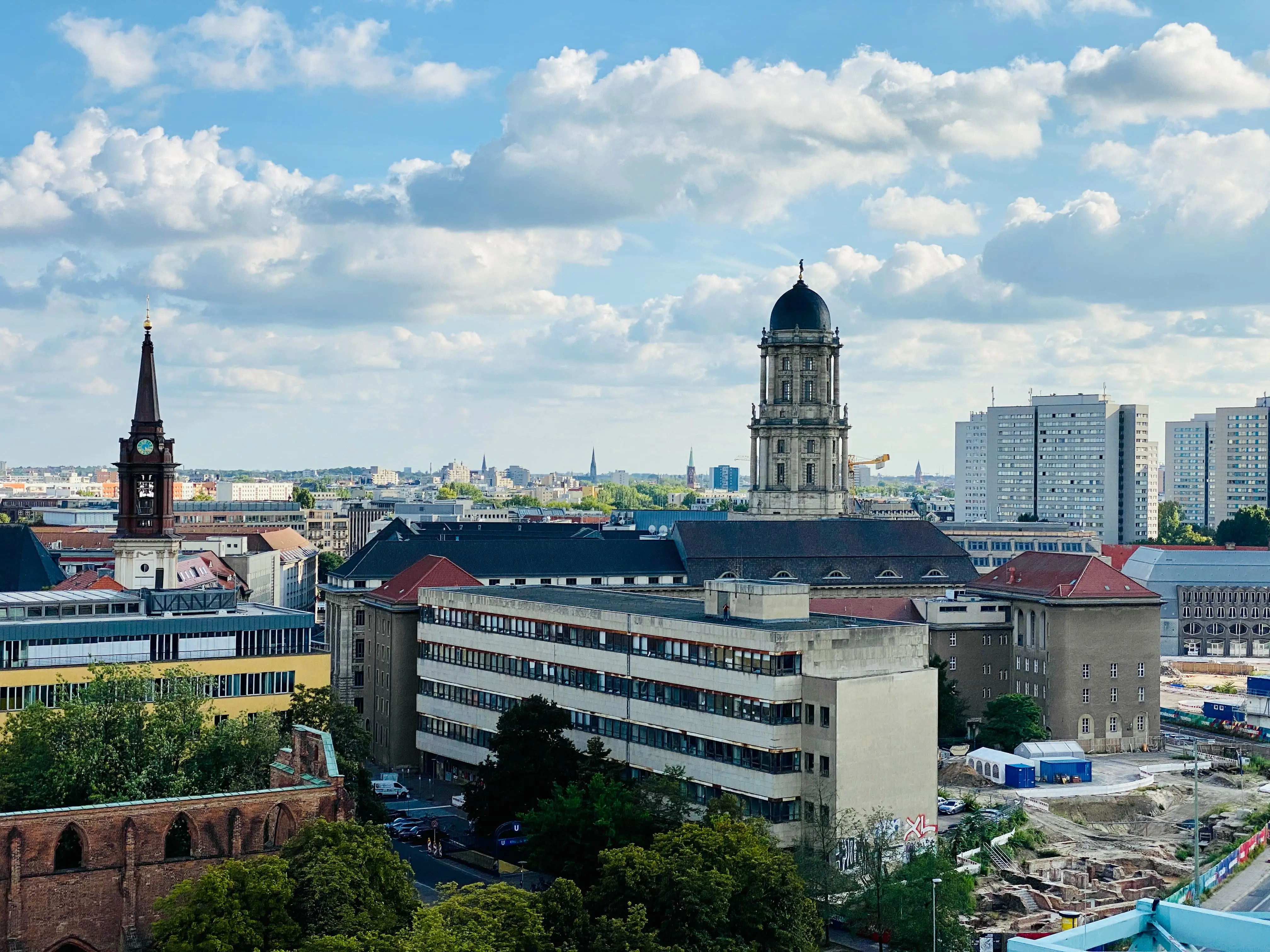 Skyline von Berlin-Mitte mit Rotem Rathaus, Parochialkirche und Stadtgebäuden – Studienstandort Berlin für das duale Studium Soziale Arbeit an der CBS University of Applied Sciences