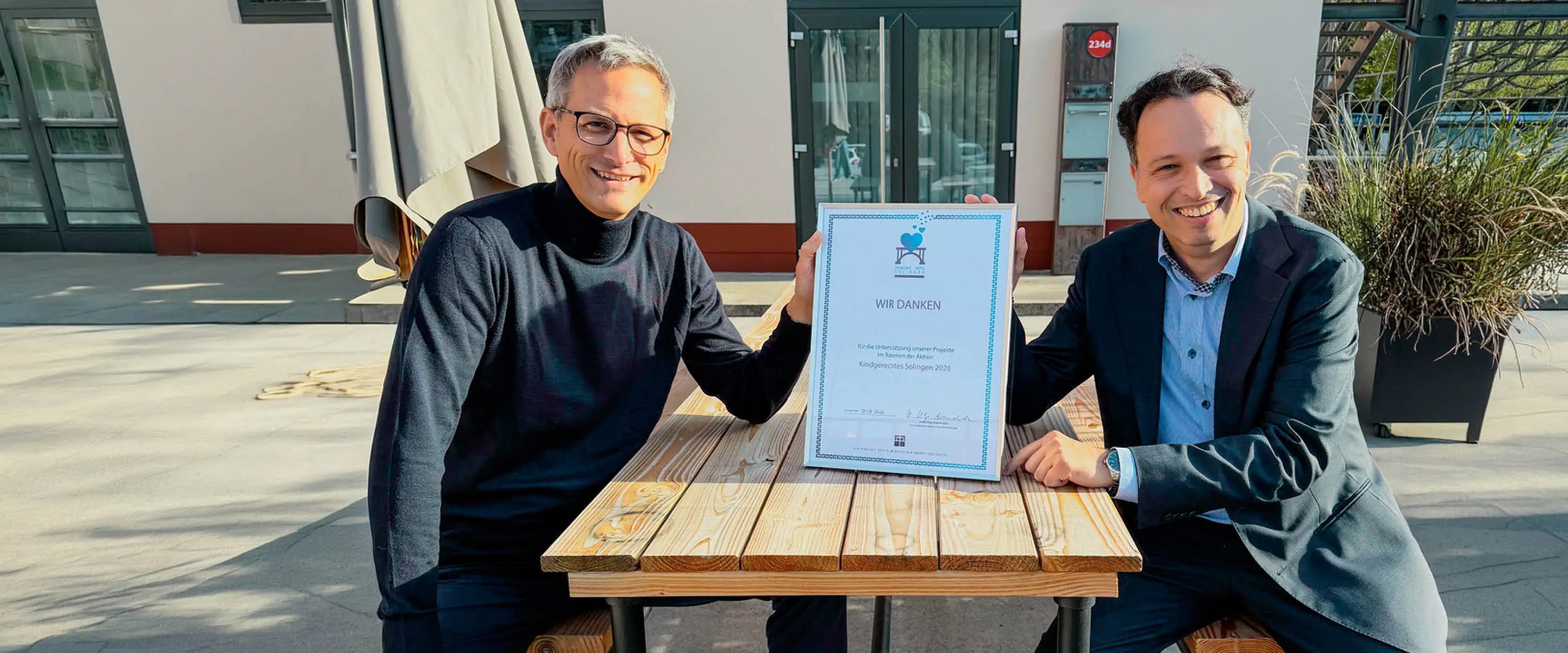 Prof. Dr. Christoph Willers und Prof. Dr. Tanju Aygün von der CBS University of Applied Sciences mit der Dankesurkunde der Diakonie Solingen