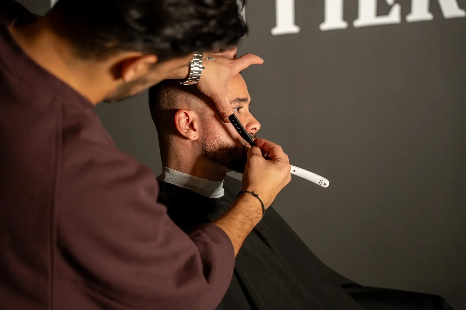 A straight razor tracing the jawline