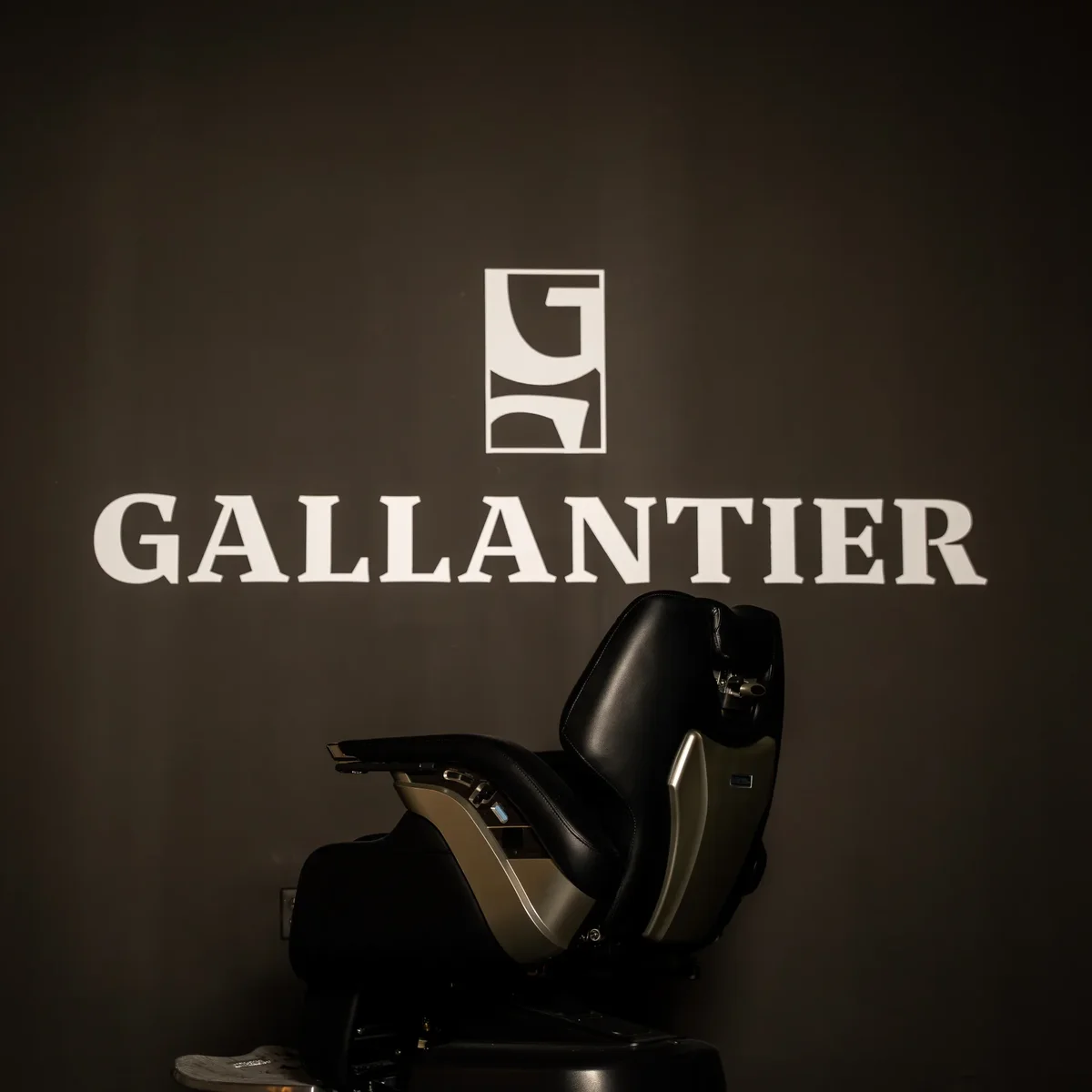 The barber chair under the Gallantier crest