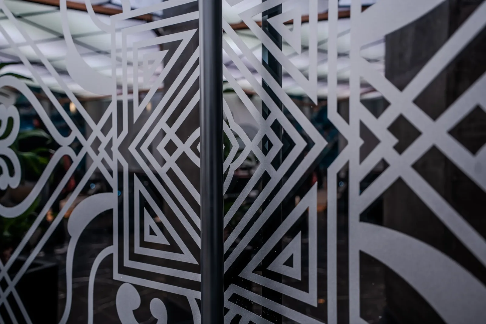 Art deco etched glass partition inside Gallantier