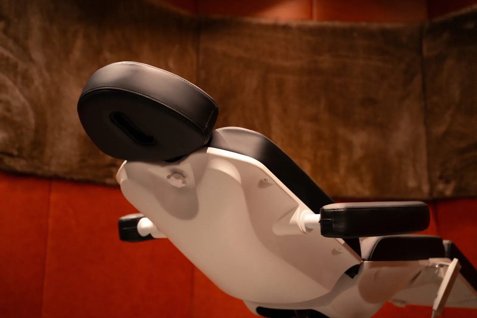 Treatment chair in the red treatment room at Gallantier