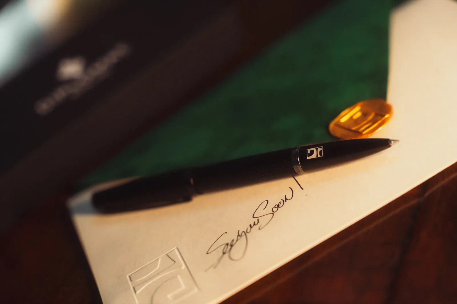 The Gallantier pen resting on a handwritten welcome card