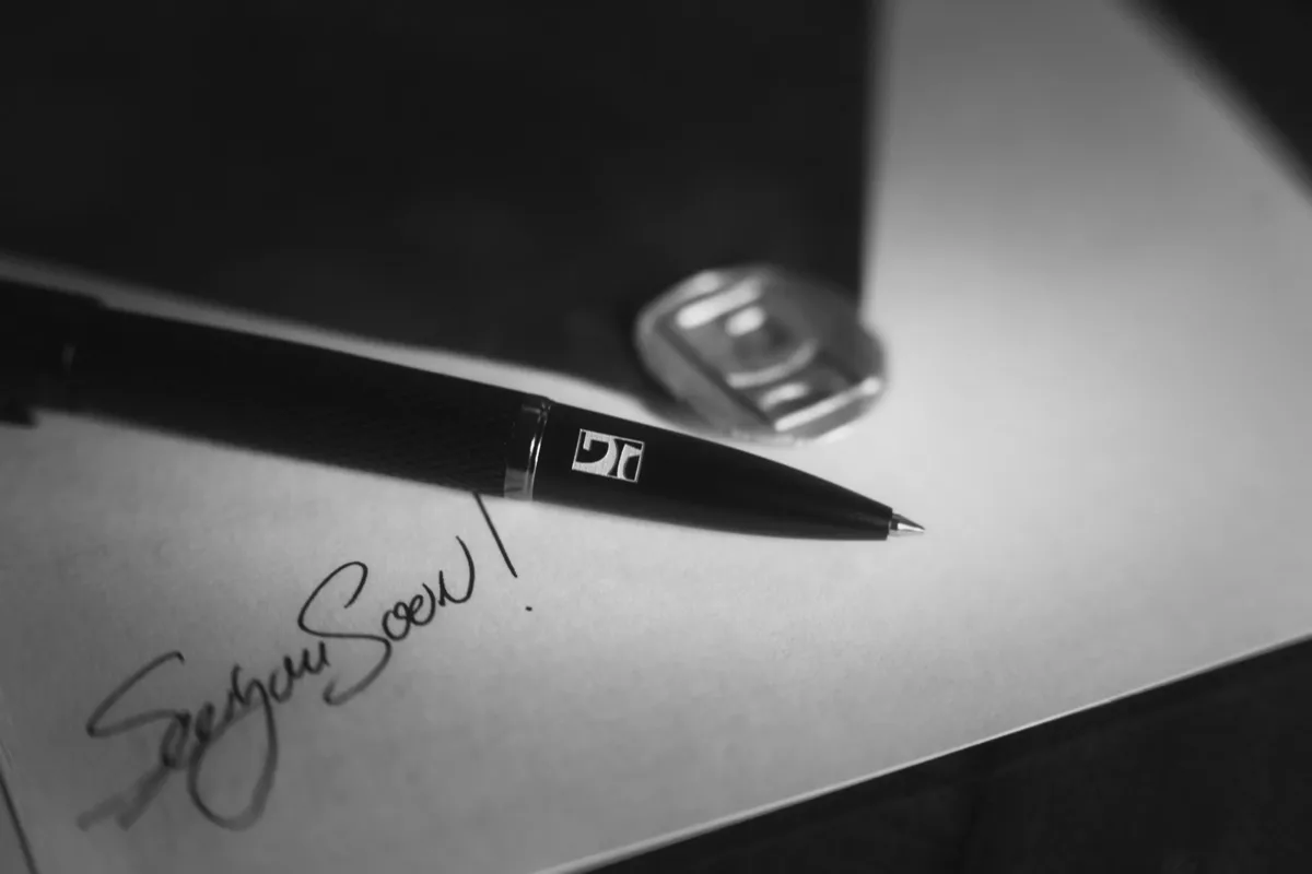 The Gallantier pen on a signed note