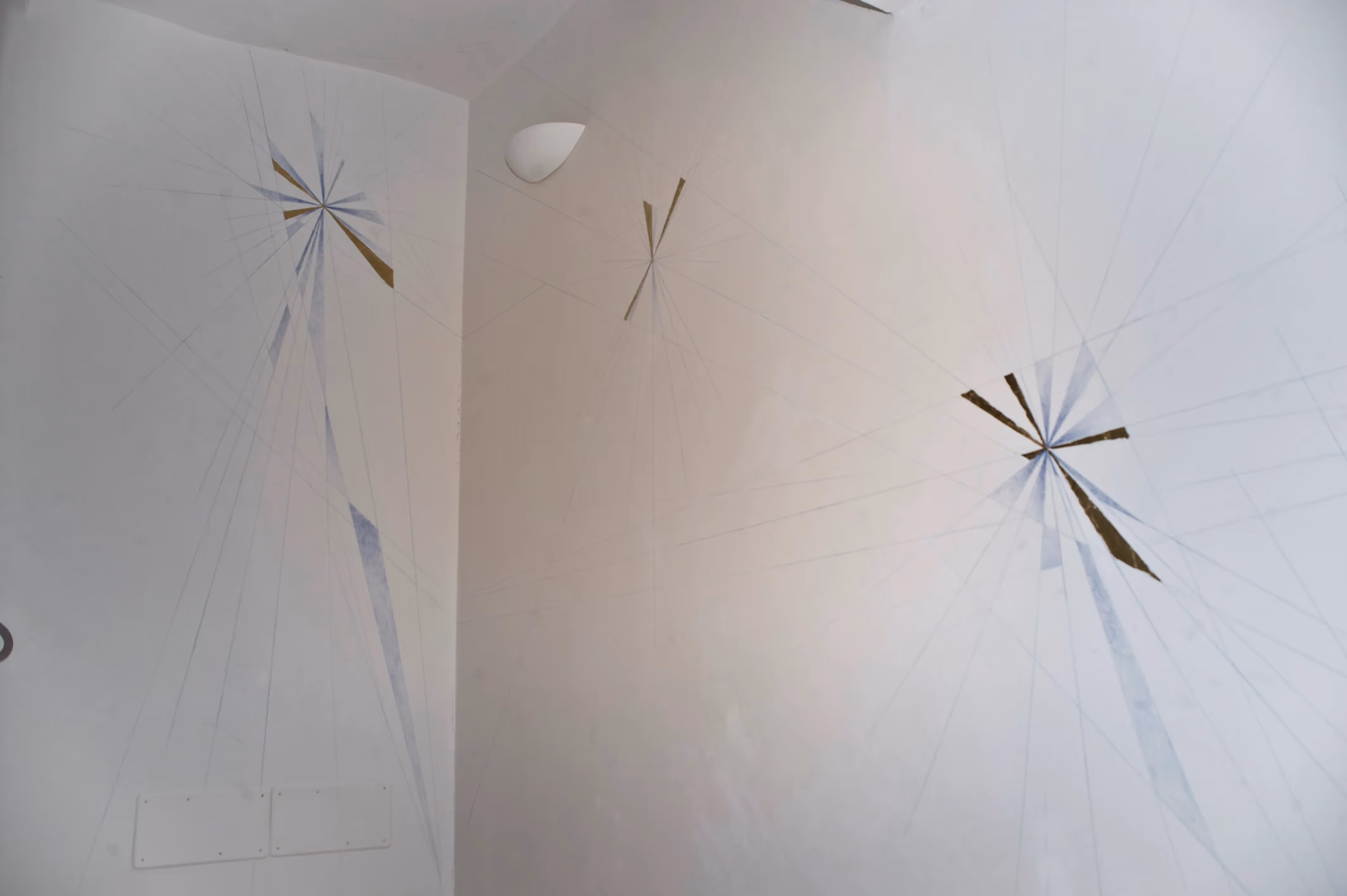 Installazione artistica astratta al Festival di Spoleto, stelle geometriche bianche