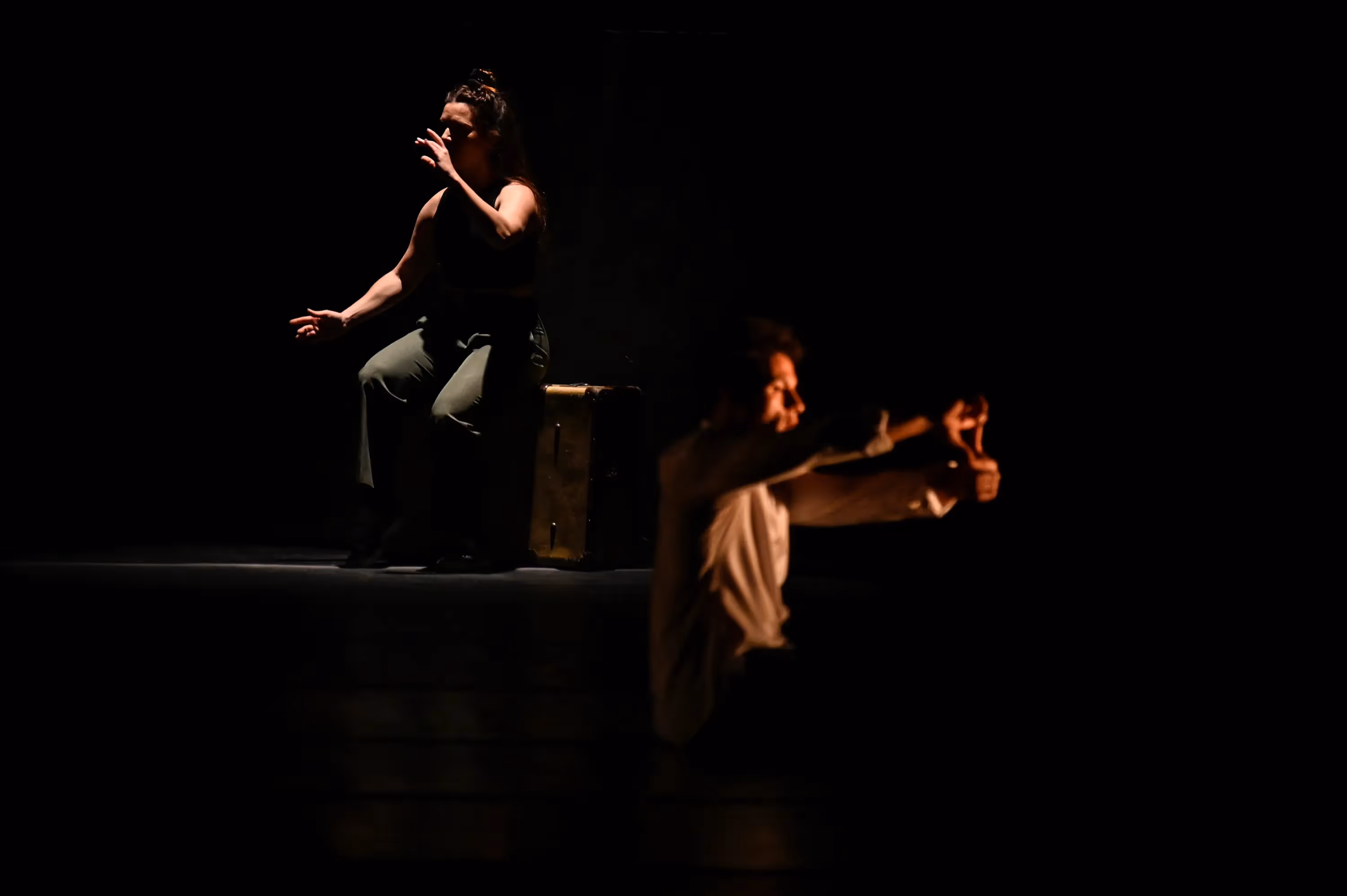 Performers in movimento durante il Festival di Spoleto, danza drammatica