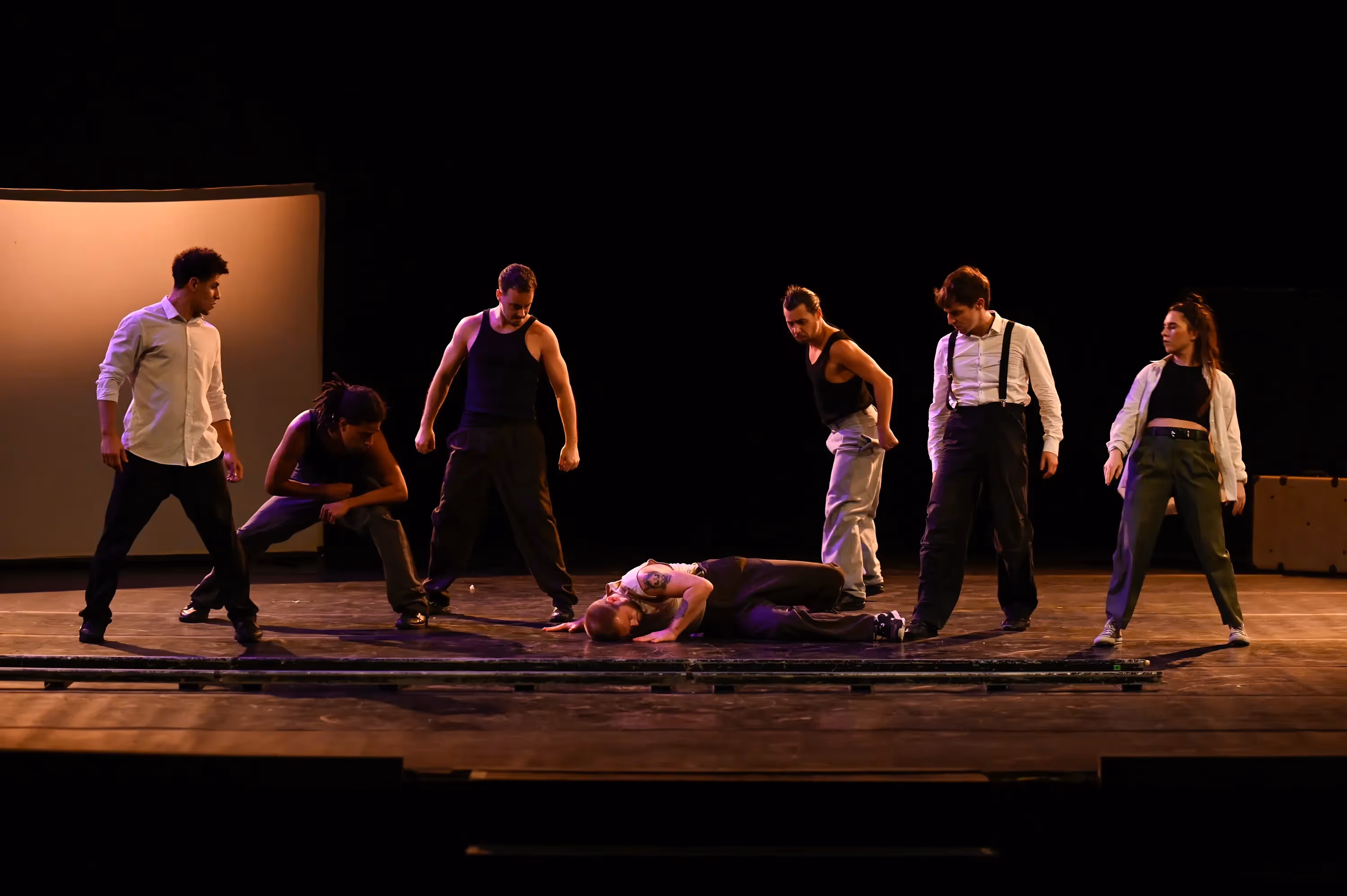 Esibizione di danza contemporanea al Festival di Spoleto, performer dinamici sul palco