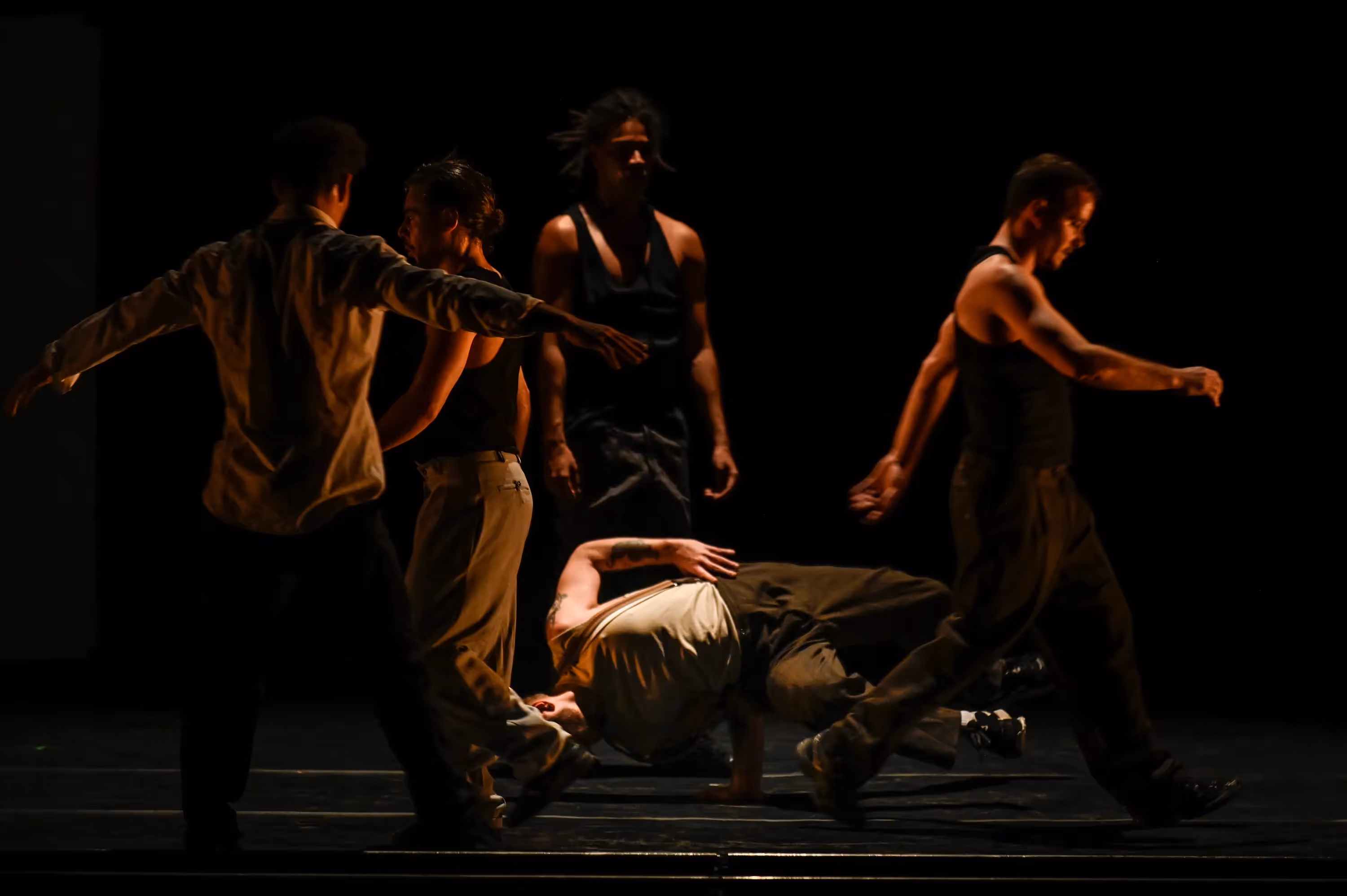Esibizione di danza contemporanea al Festival di Spoleto, corpi in movimento