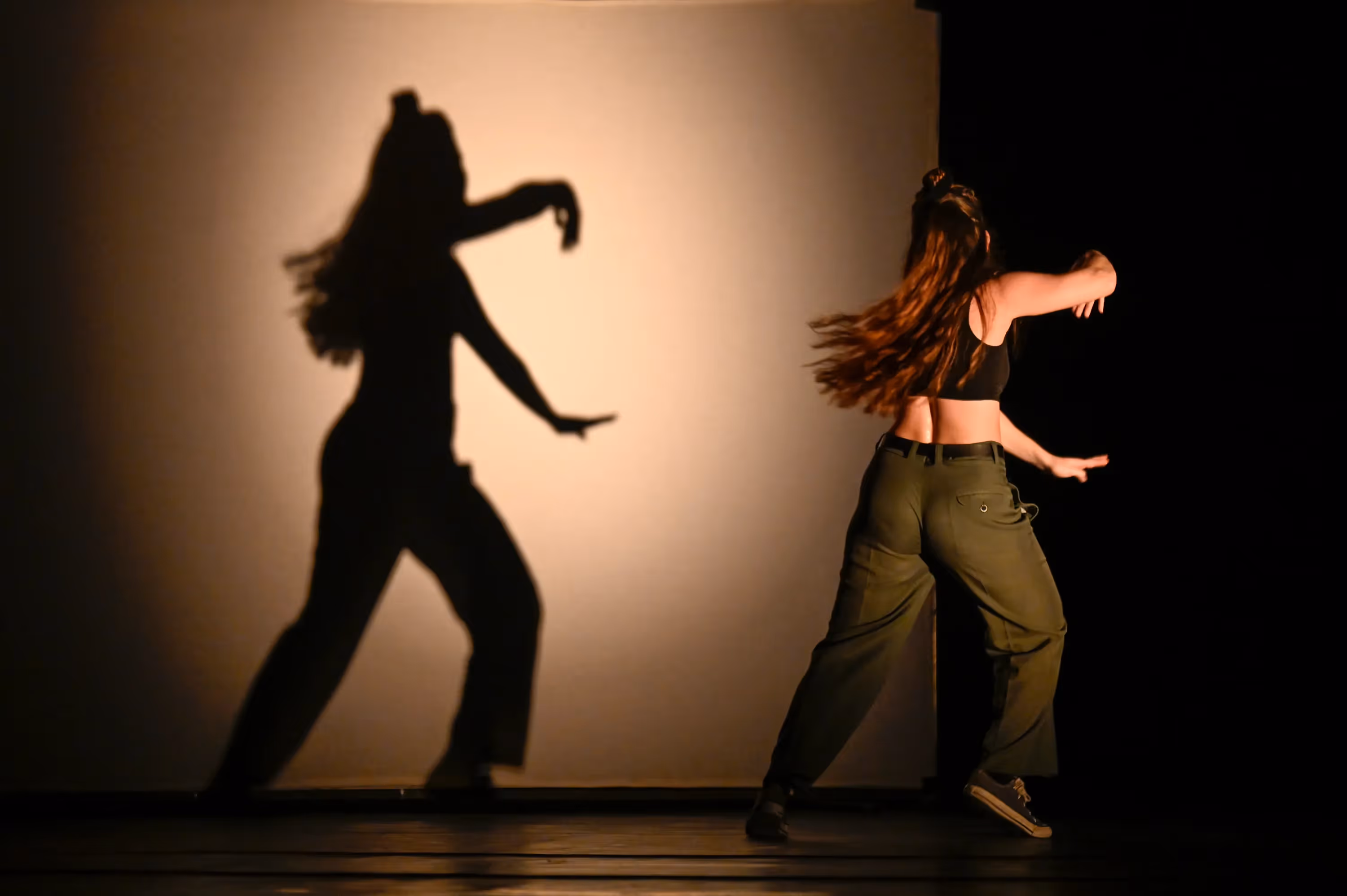 Danza dynamica al Festival di Spoleto: ombra e movimento si intrecciano
