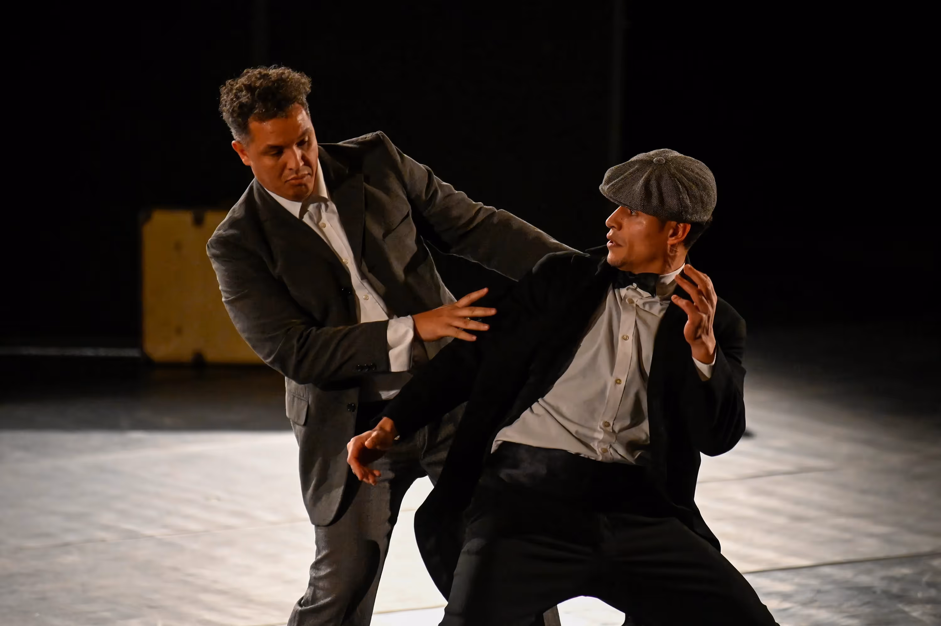 Performance teatrale al Festival di Spoleto con due attori in abiti d'epoca