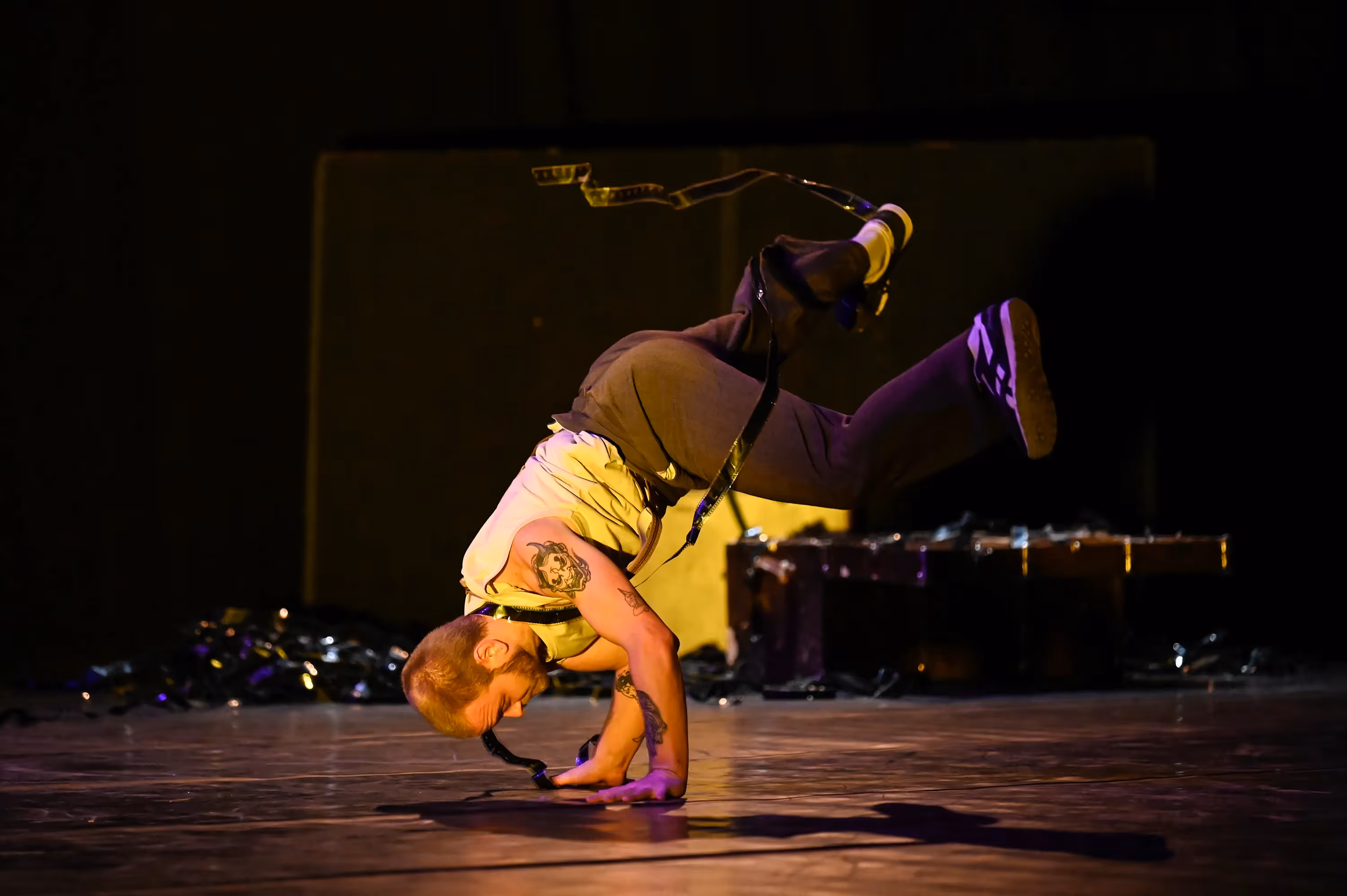 Artista di break dance al Festival di Spoleto, movimento dinamico sul palco