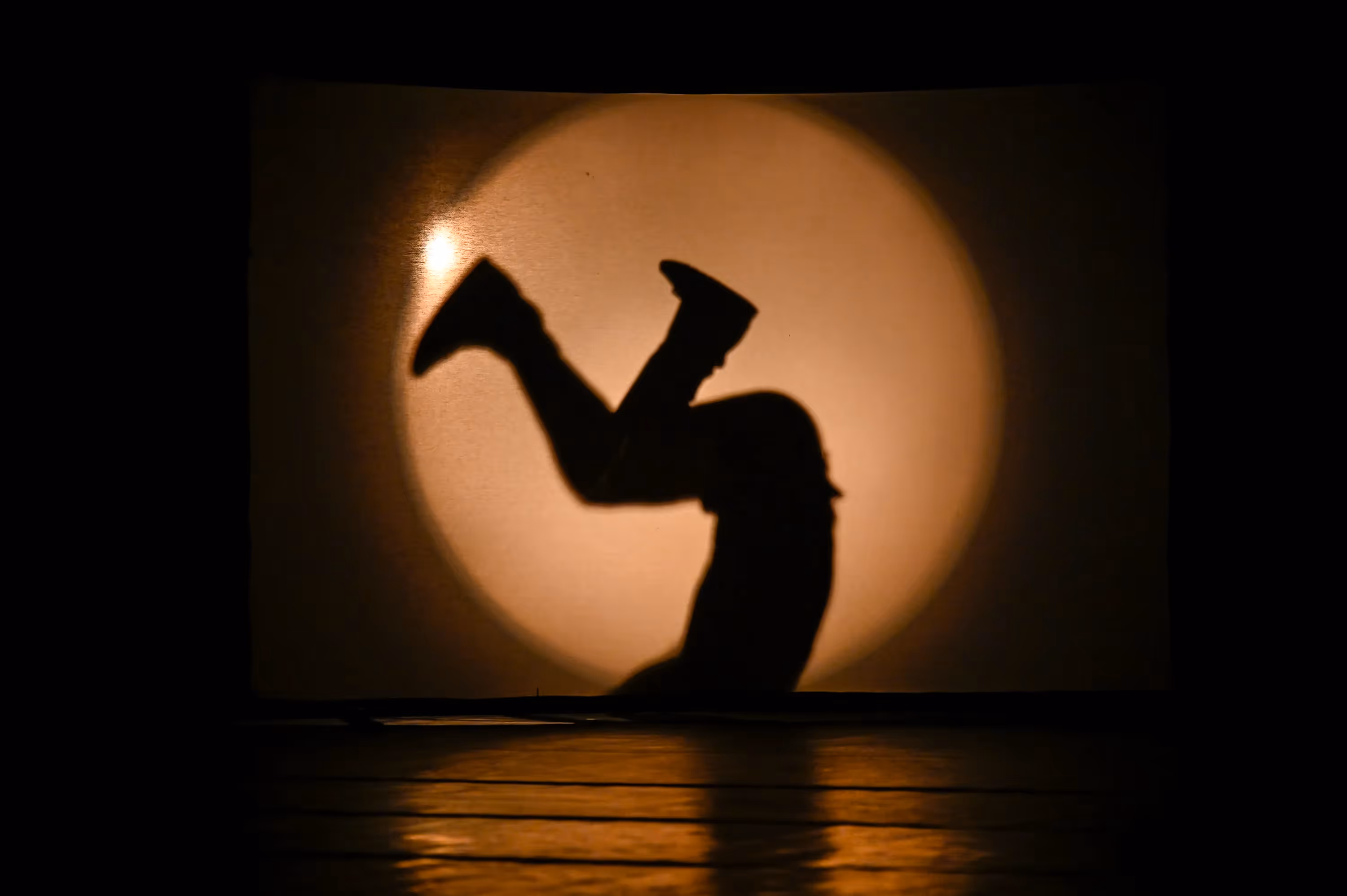 Sagoma drammatica al Festival di Spoleto, danza ombra e luce