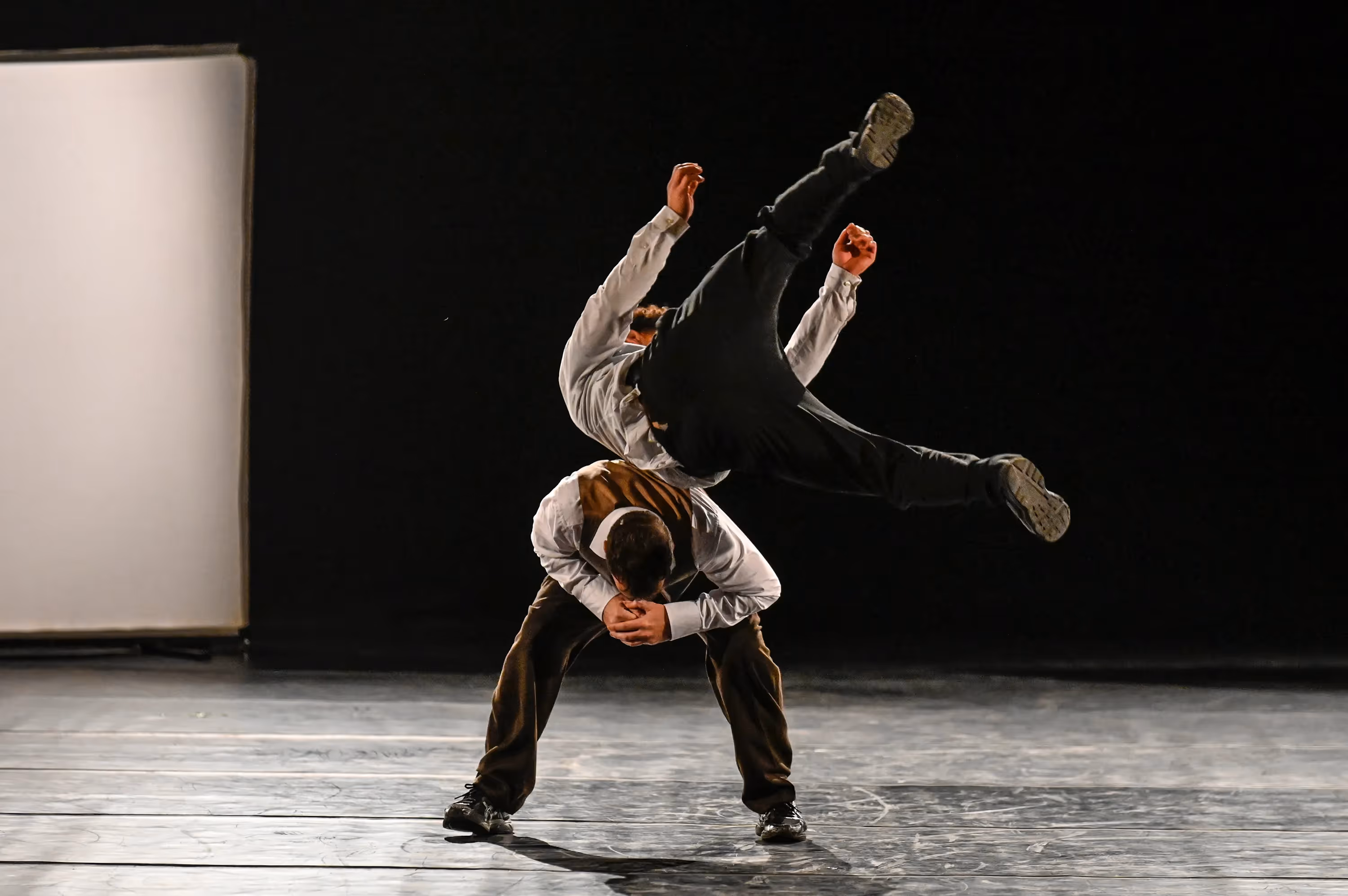 Danza contemporanea al Festival di Spoleto, movimento dinamico e astratto