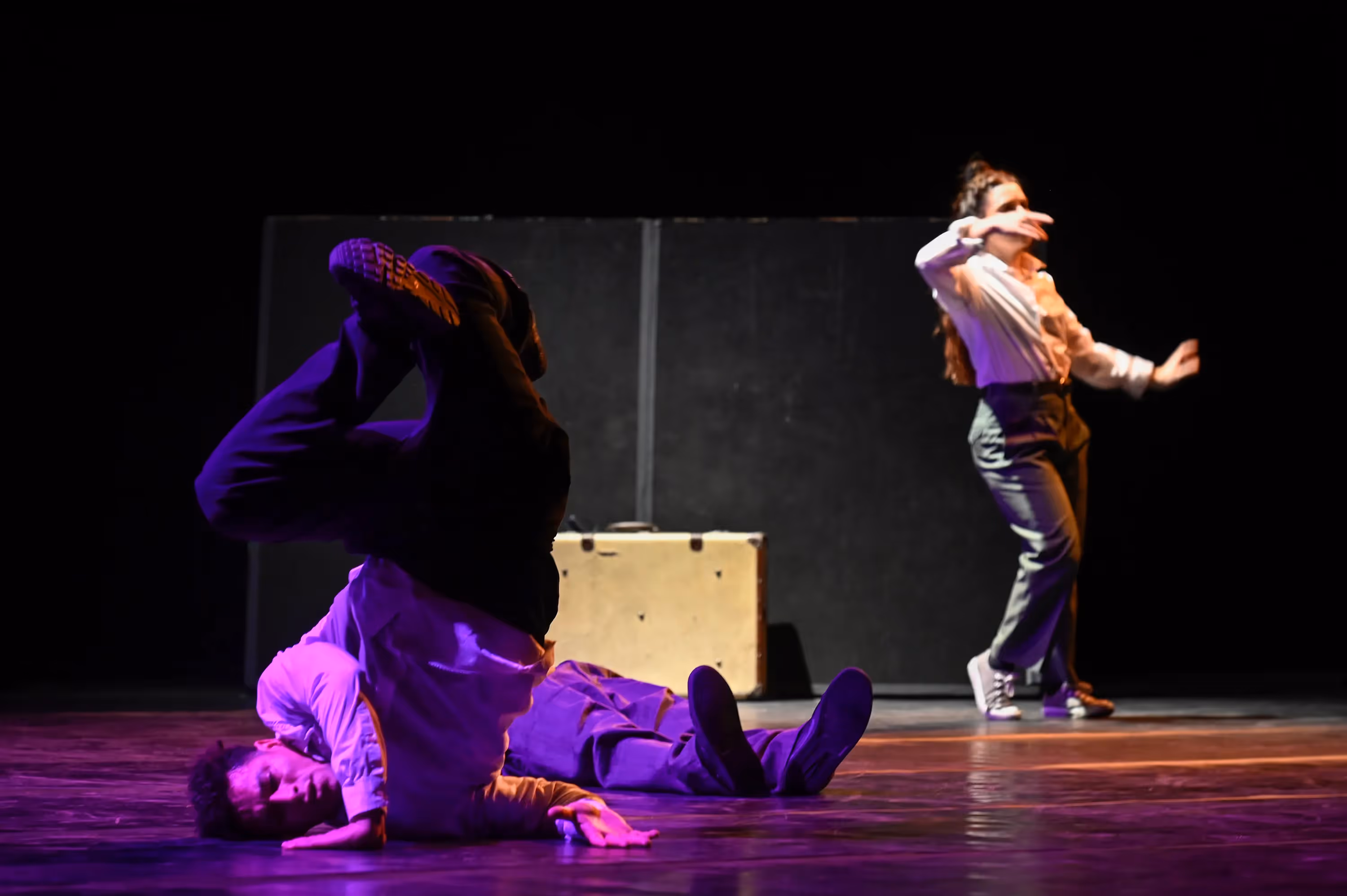 Performance drammatica al Festival di Spoleto, corpi in movimento sul palcoscenico