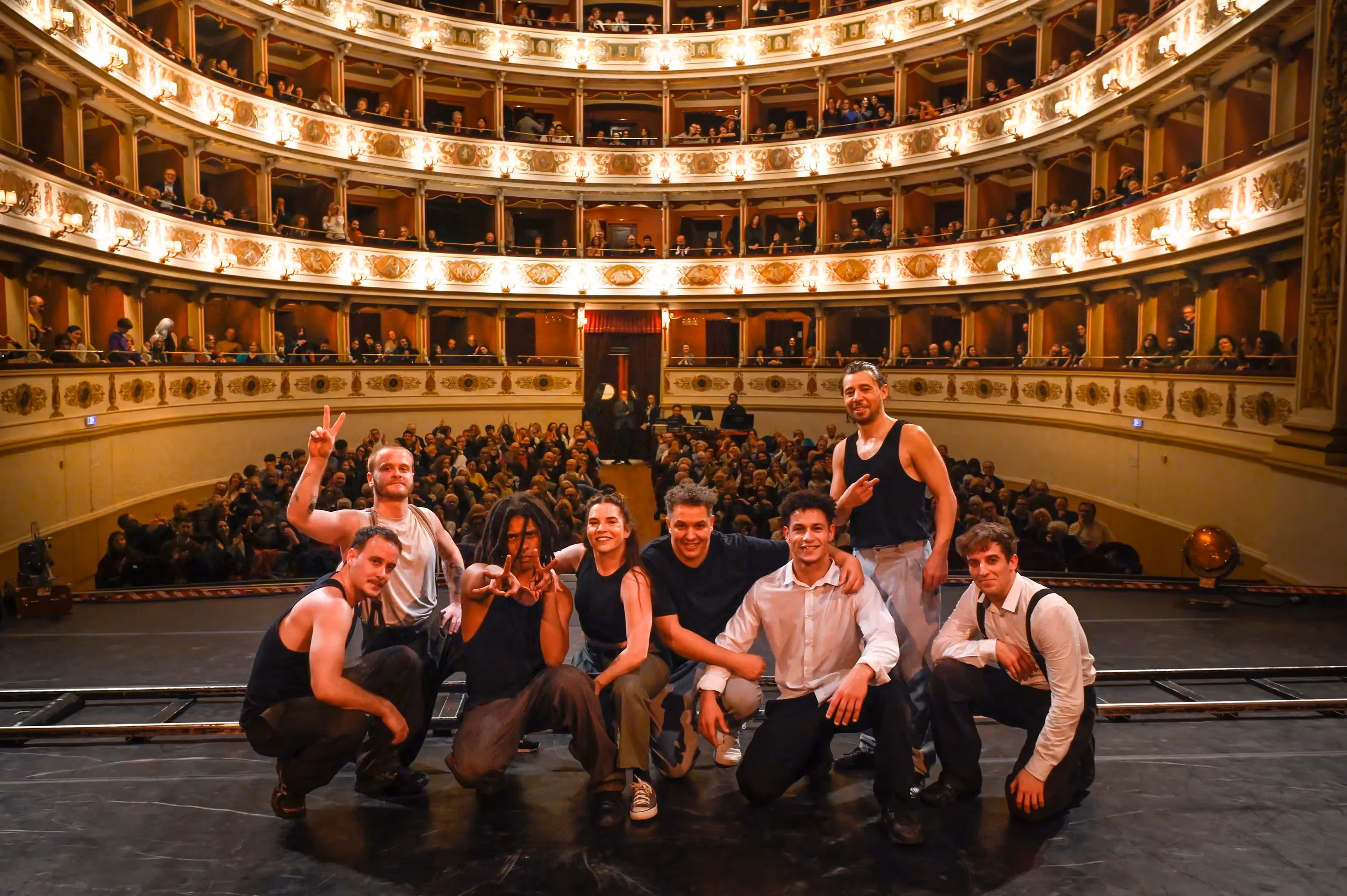 Performance artistica al Festival di Spoleto nel teatro storico illuminato