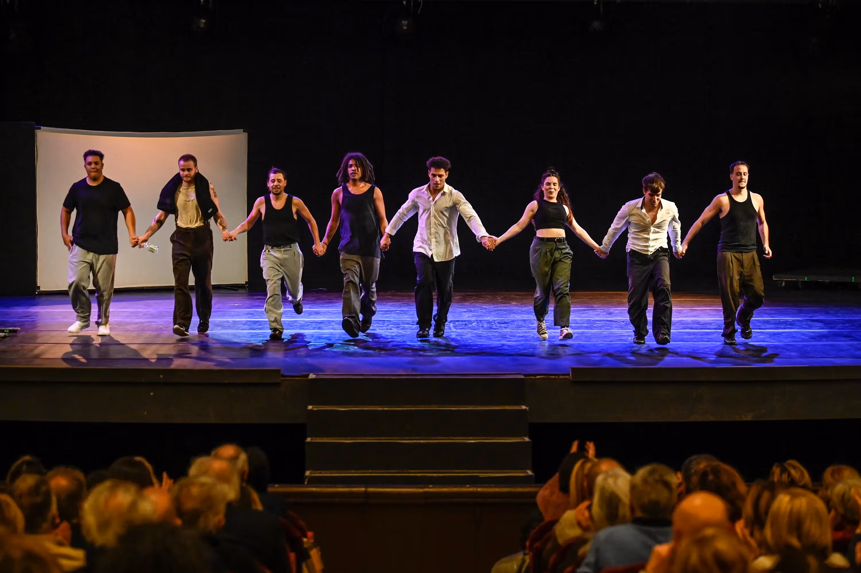 Performers uniti sul palco durante il Festival di Spoleto, danzando insieme