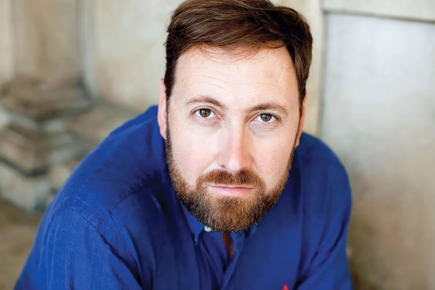 Ritratto di un partecipante al Festival di Spoleto con camicia blu