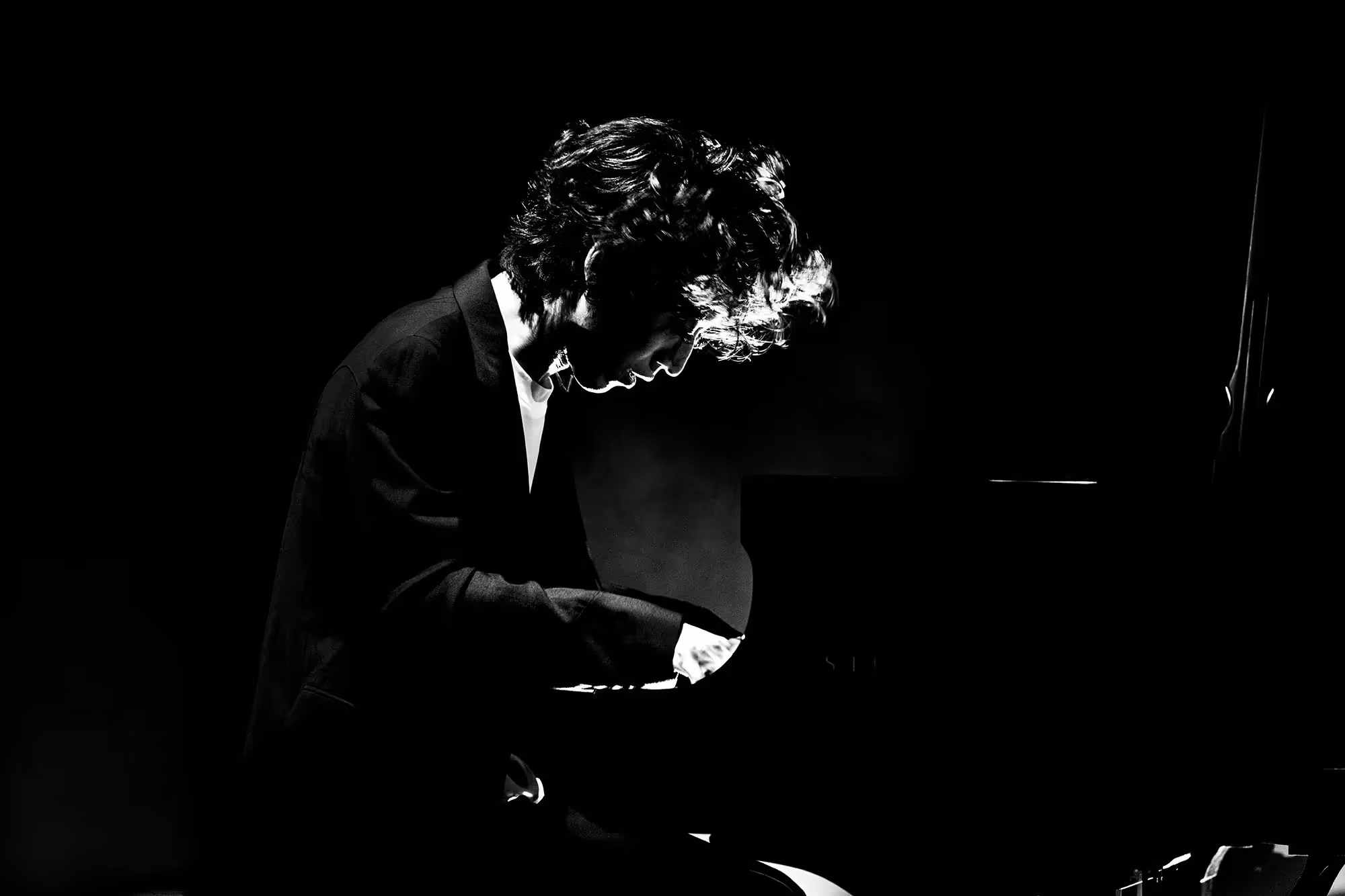 Pianista in bianco e nero al Festival di Spoleto, immerso nella musica