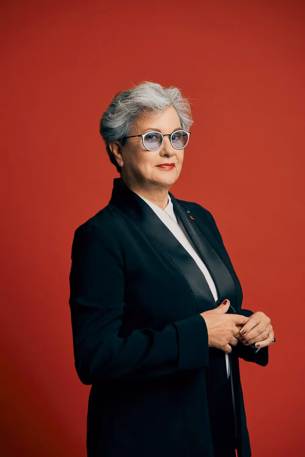 Ritratto elegante per il Festival di Spoleto, donna con blazer nero