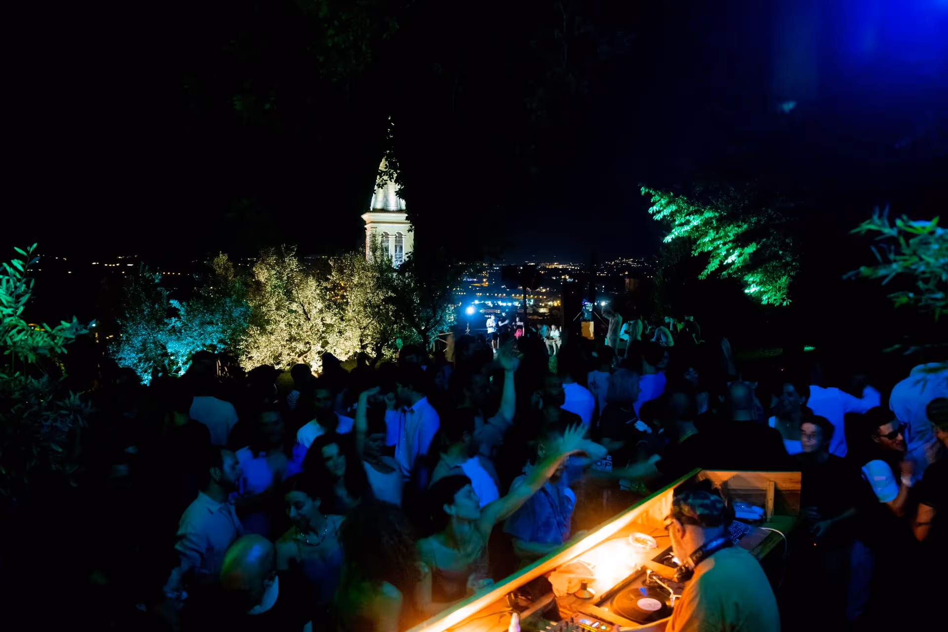 Notte magica al Festival di Spoleto, musica e luci nella piazza illuminata