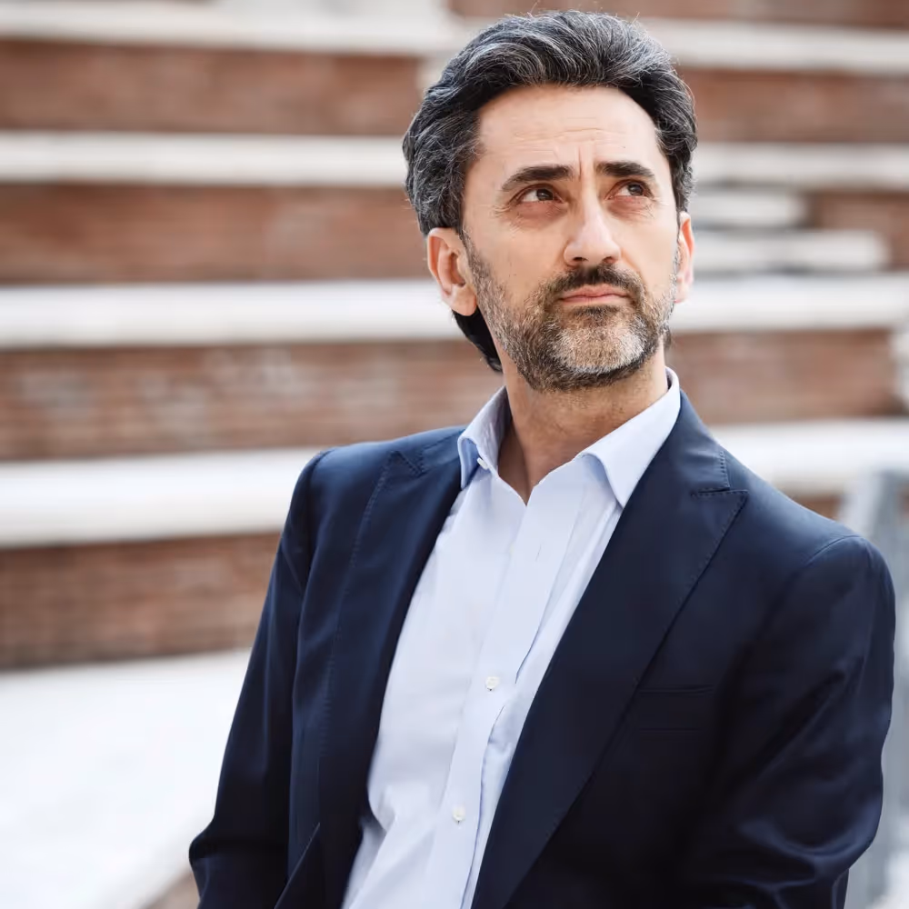 Ritratto per Festival dei Due Mondi: uomo elegante in giacca blu