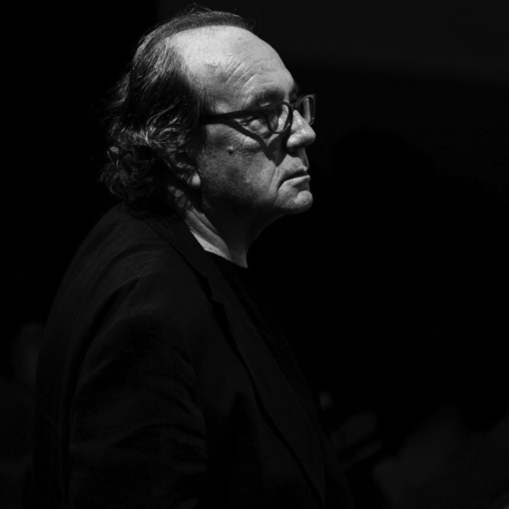 Ritratto per Festival dei Due Mondi: anziano con occhiali in primo piano scuro