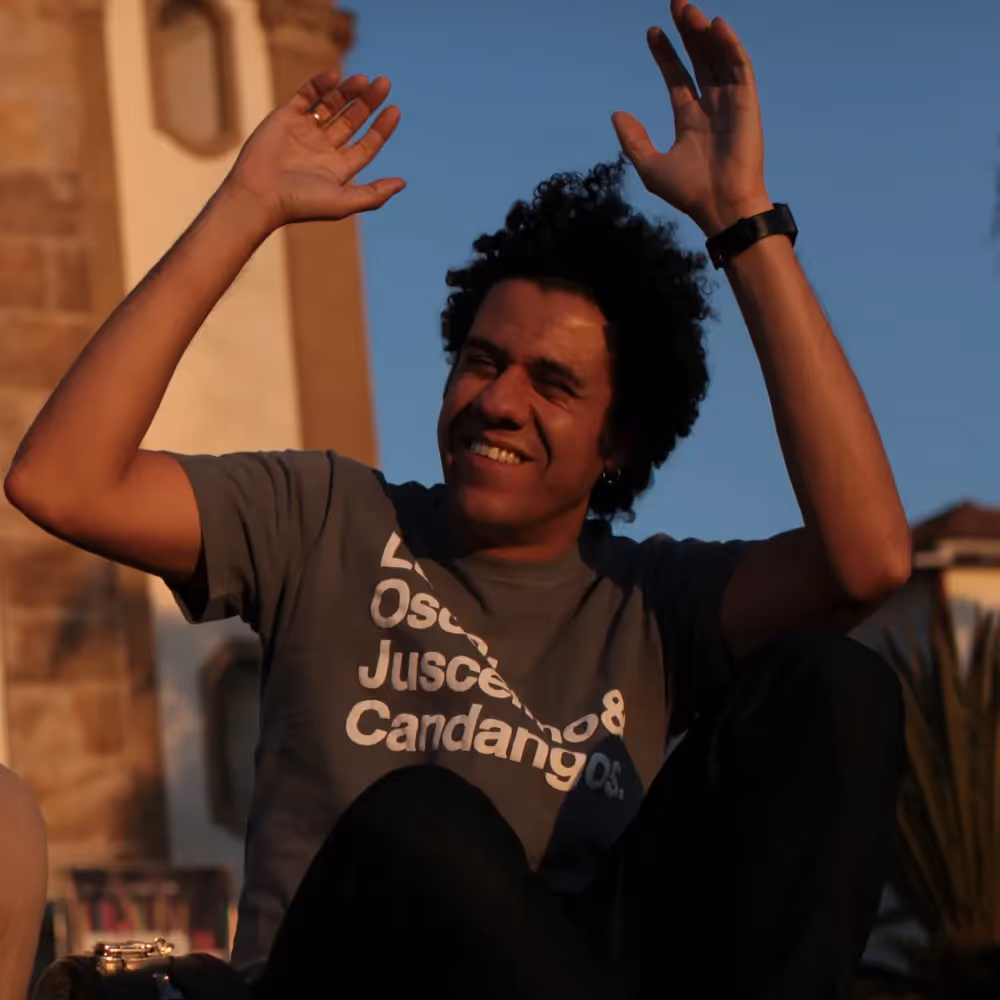 Portrait for Festival dei Due Mondi: joyful performer raising hands