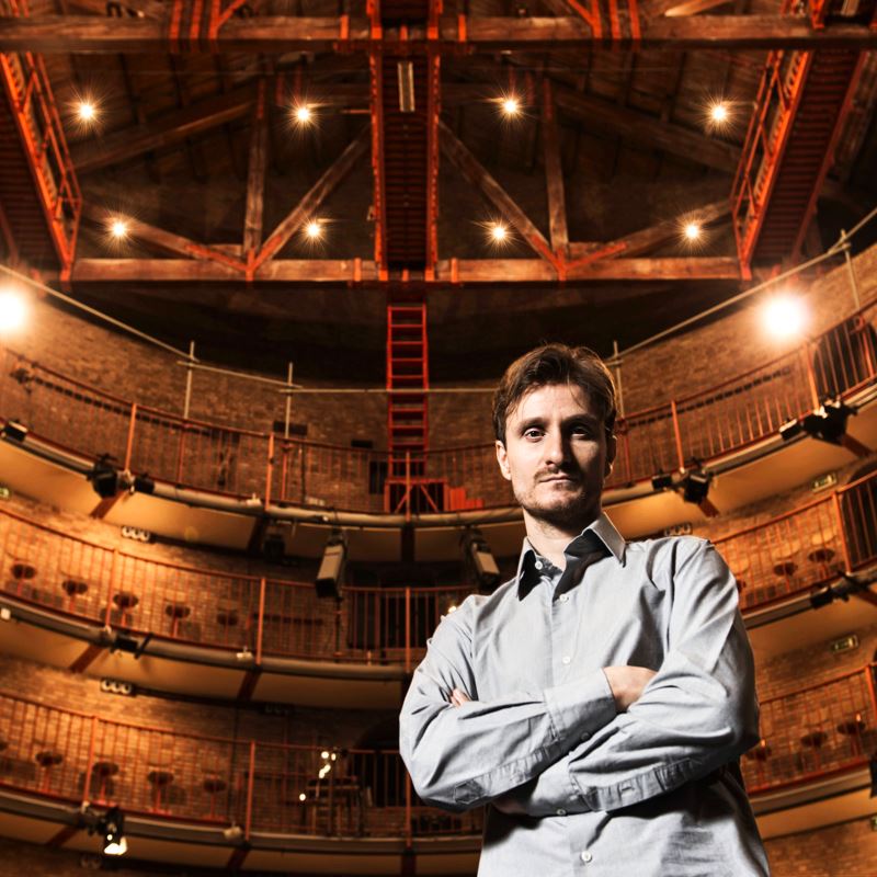 Ritratto per Festival dei Due Mondi: artista in teatro con palcoscenico illuminato