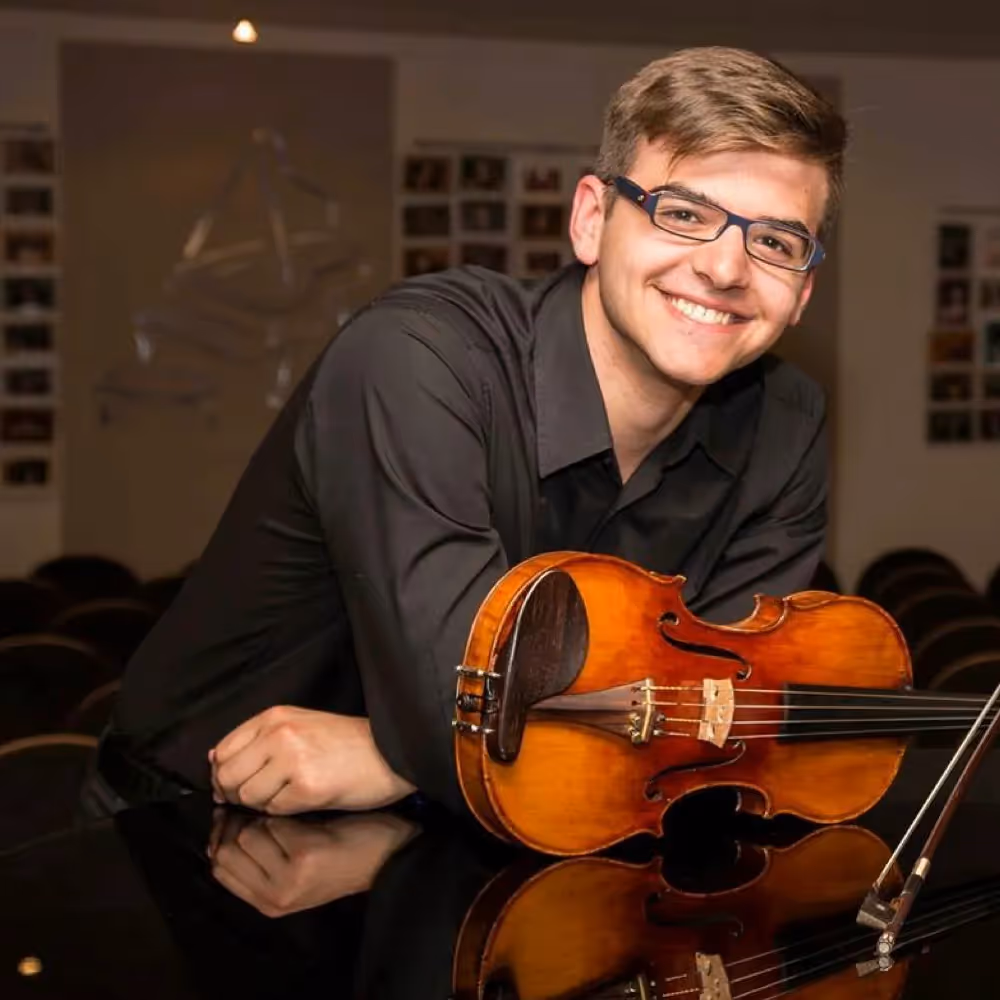 Ritratto per Festival dei Due Mondi: violinista sorridente con strumento