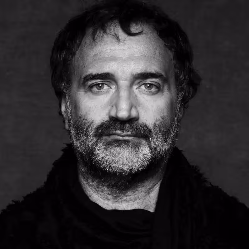 Ritratto per Festival dei Due Mondi: artista con barba in primo piano