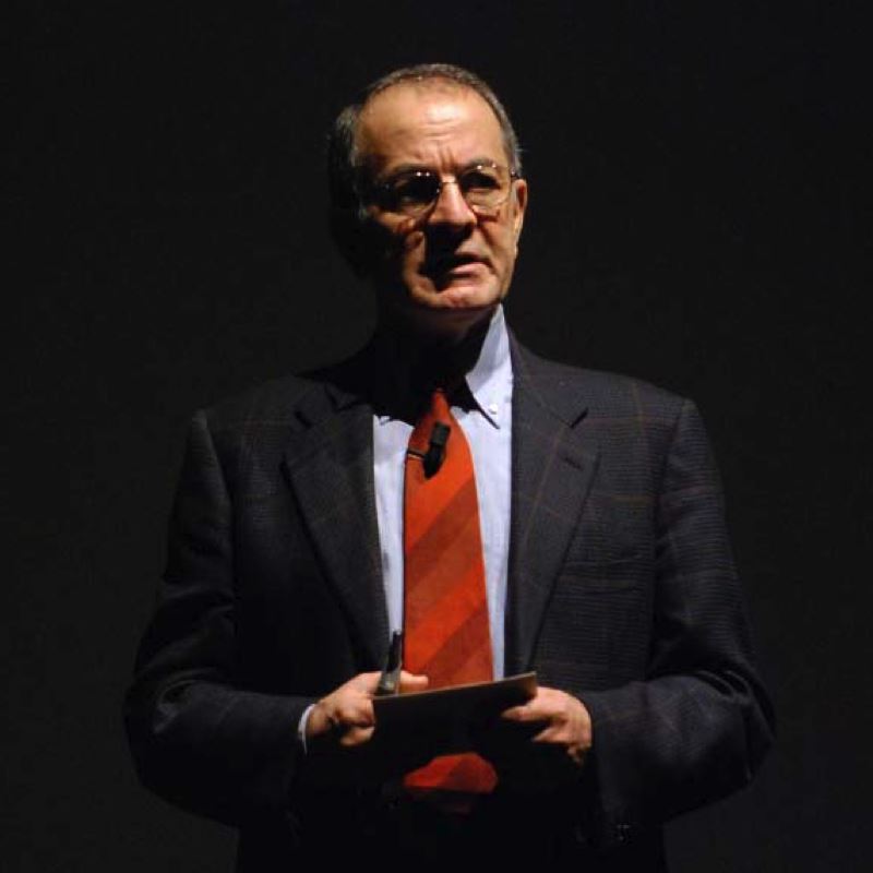 Ritratto per Festival dei Due Mondi: uomo anziano in giacca e cravatta rossa