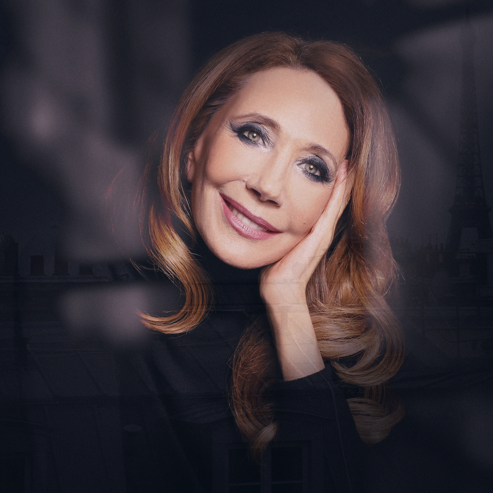 Ritratto per Festival dei Due Mondi: donna sorridente in posa elegante