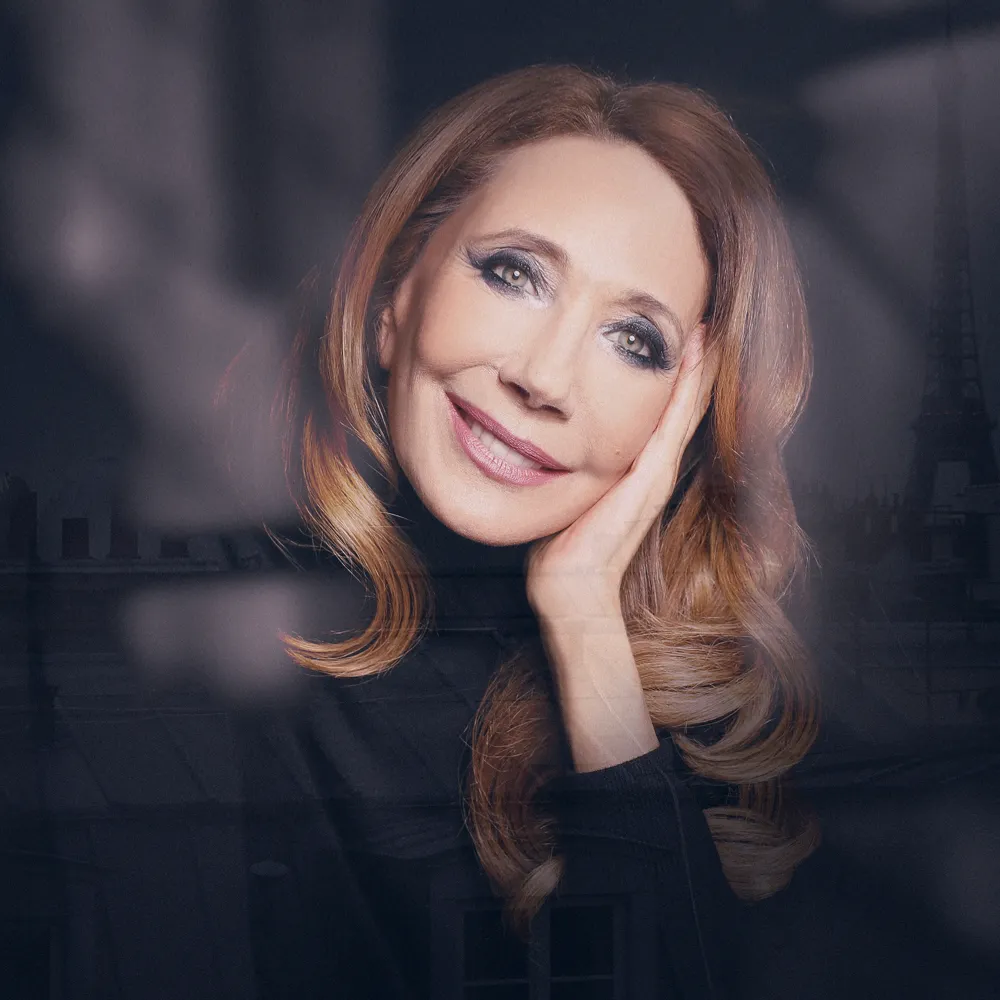 Ritratto per Festival dei Due Mondi: donna sorridente in posa elegante