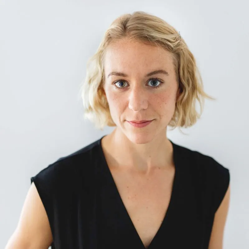 Ritratto per Festival dei Due Mondi di donna bionda in nero