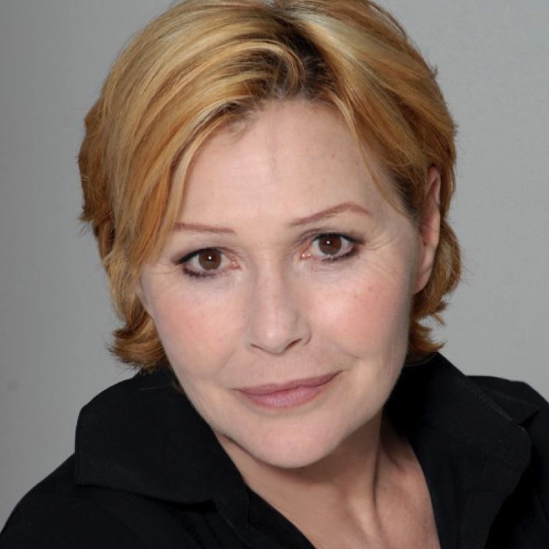 Ritratto per Festival dei Due Mondi di donna matura con capelli biondi