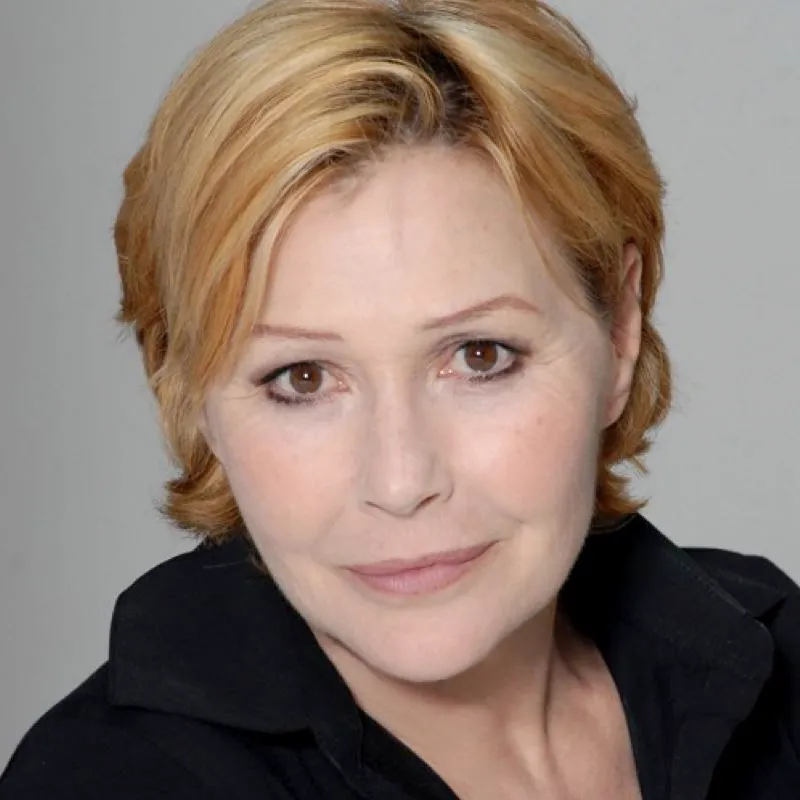 Ritratto per Festival dei Due Mondi di donna matura con capelli biondi