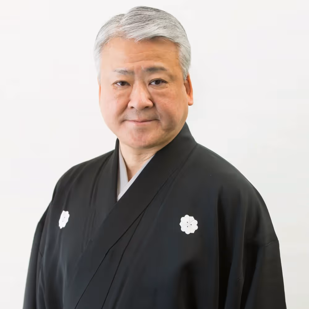 Ritratto per Festival dei Due Mondi: uomo anziano in kimono nero
