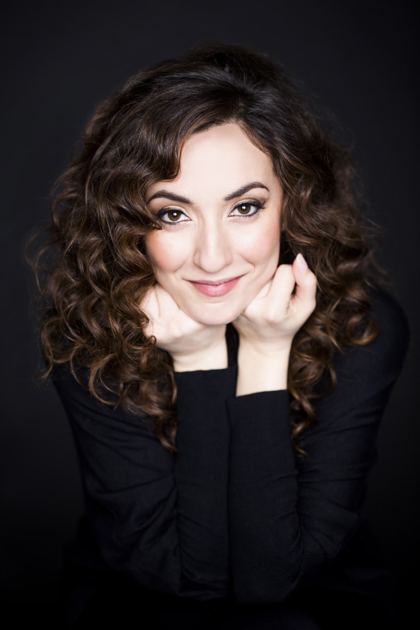 Ritratto per Festival dei Due Mondi: donna sorridente con capelli ricci