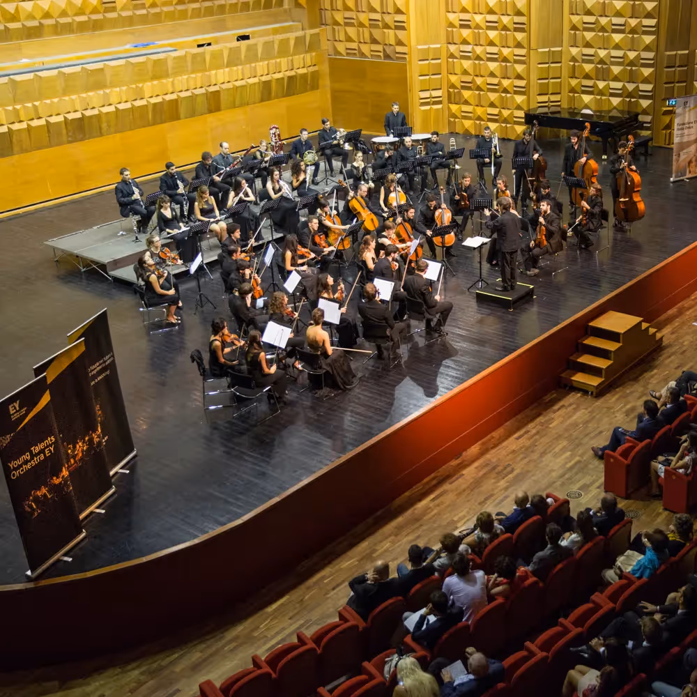 Ritratto per Festival dei Due Mondi: orchestra sinfonica durante un'esibizione emozionante