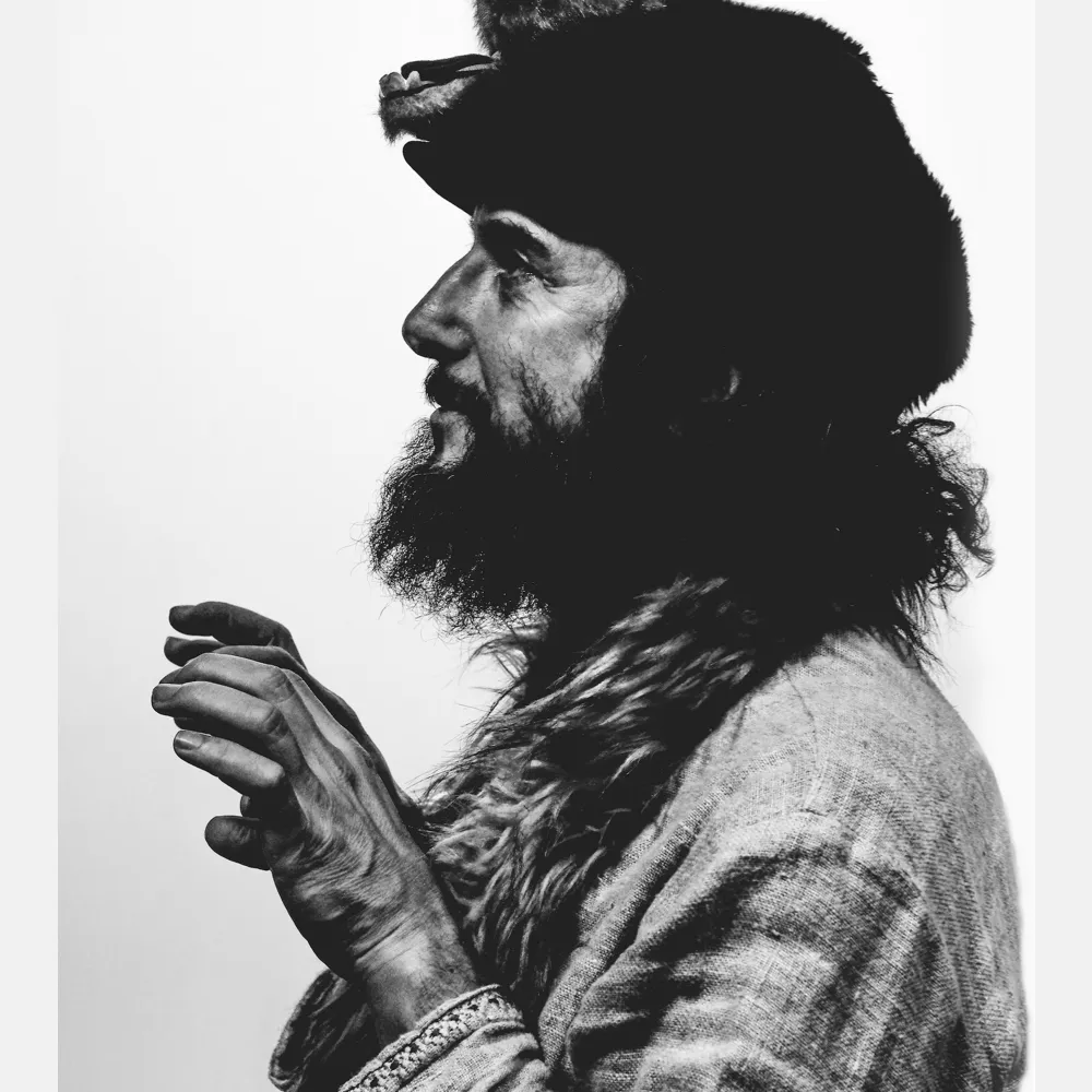 Ritratto per Festival dei Due Mondi: uomo barbuto in profilo, posa drammatica