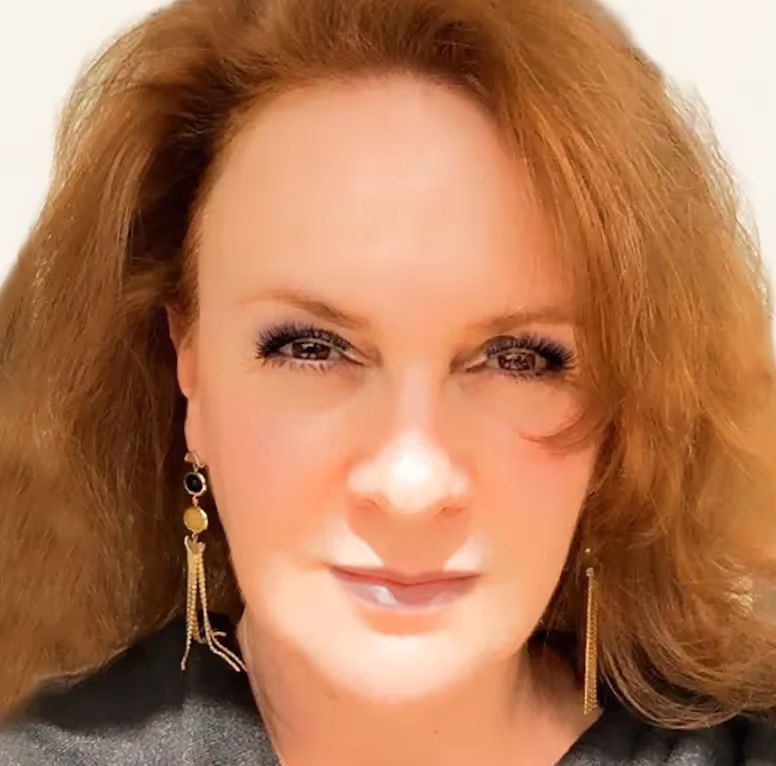Ritratto per Festival dei Due Mondi: donna con capelli rossi sorride