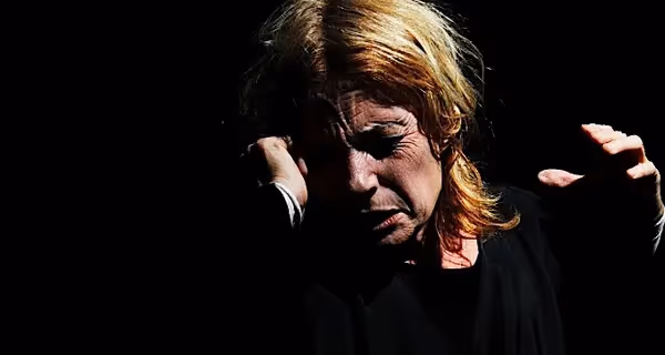 Dramatic performer at Festival di Spoleto expressing intense emotion through movement