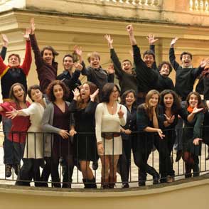 Artisti entusiasti al Festival di Spoleto, uniti in un momento di gioia collettiva